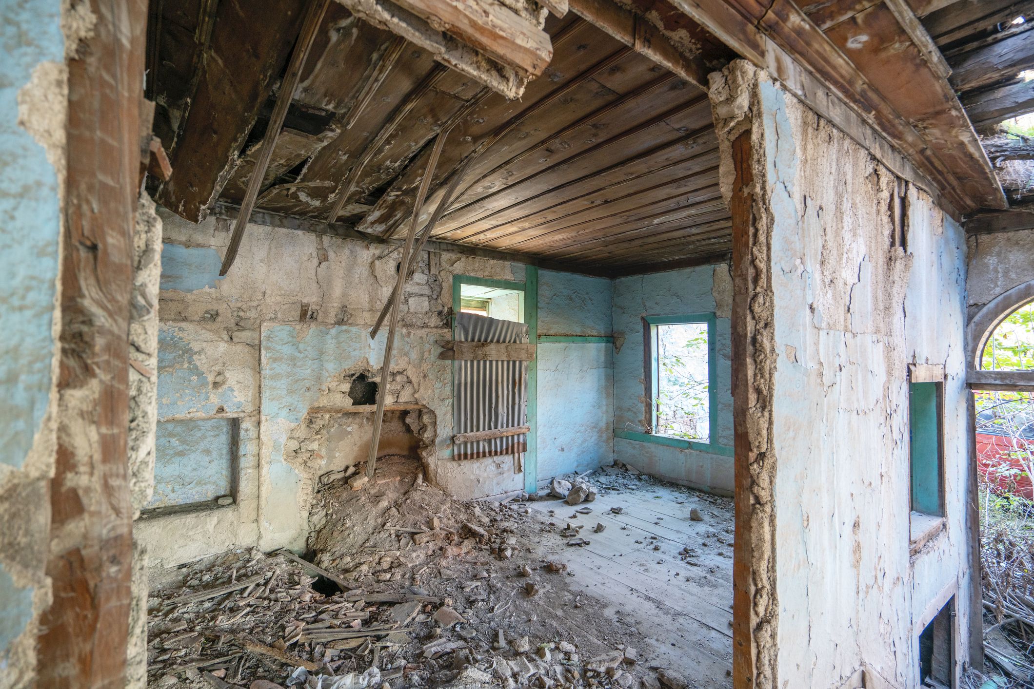 Interior de una casa en ruinas