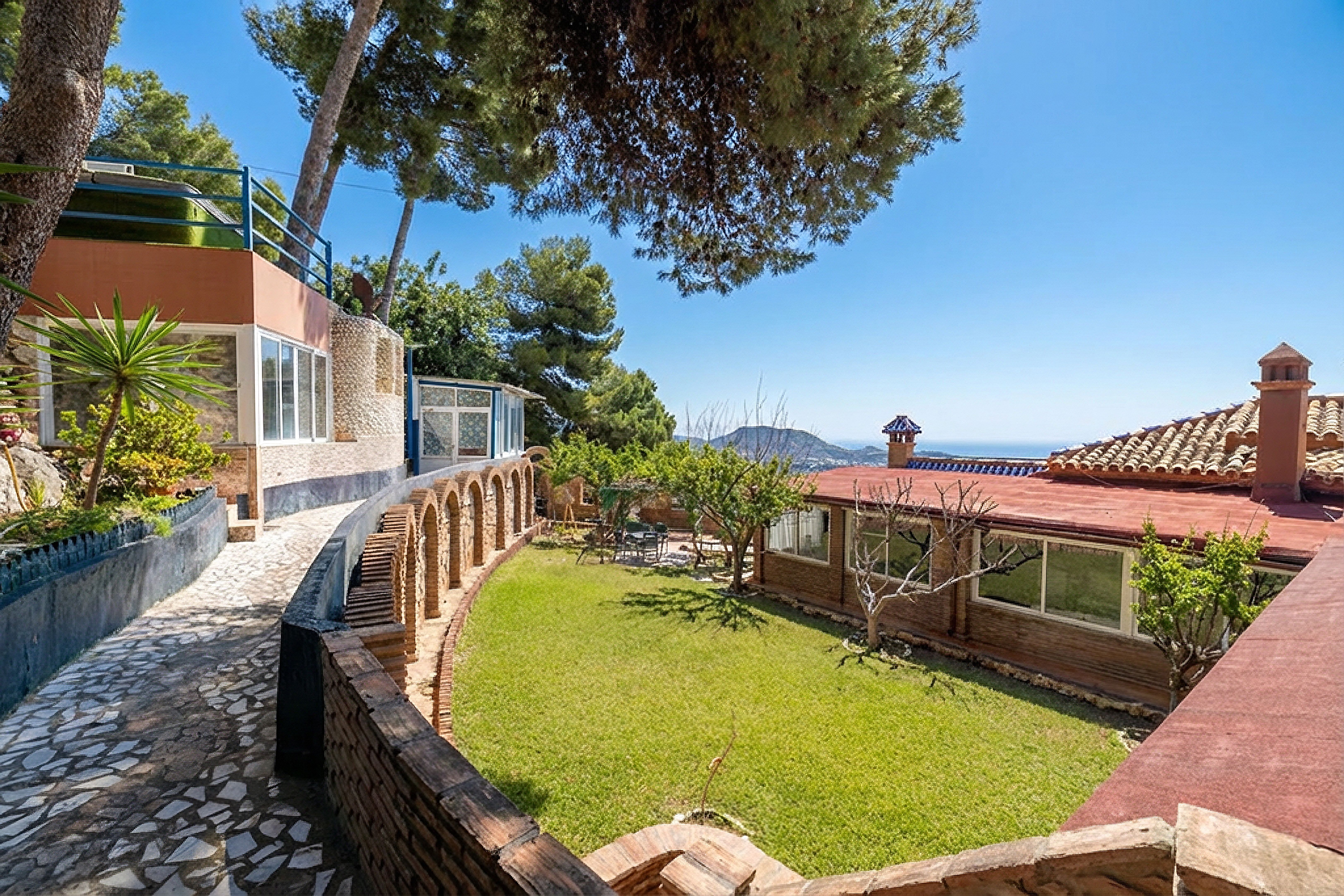Jardín privado con casa auxiliar y vistas al mar en chalet de lujo en Málaga
