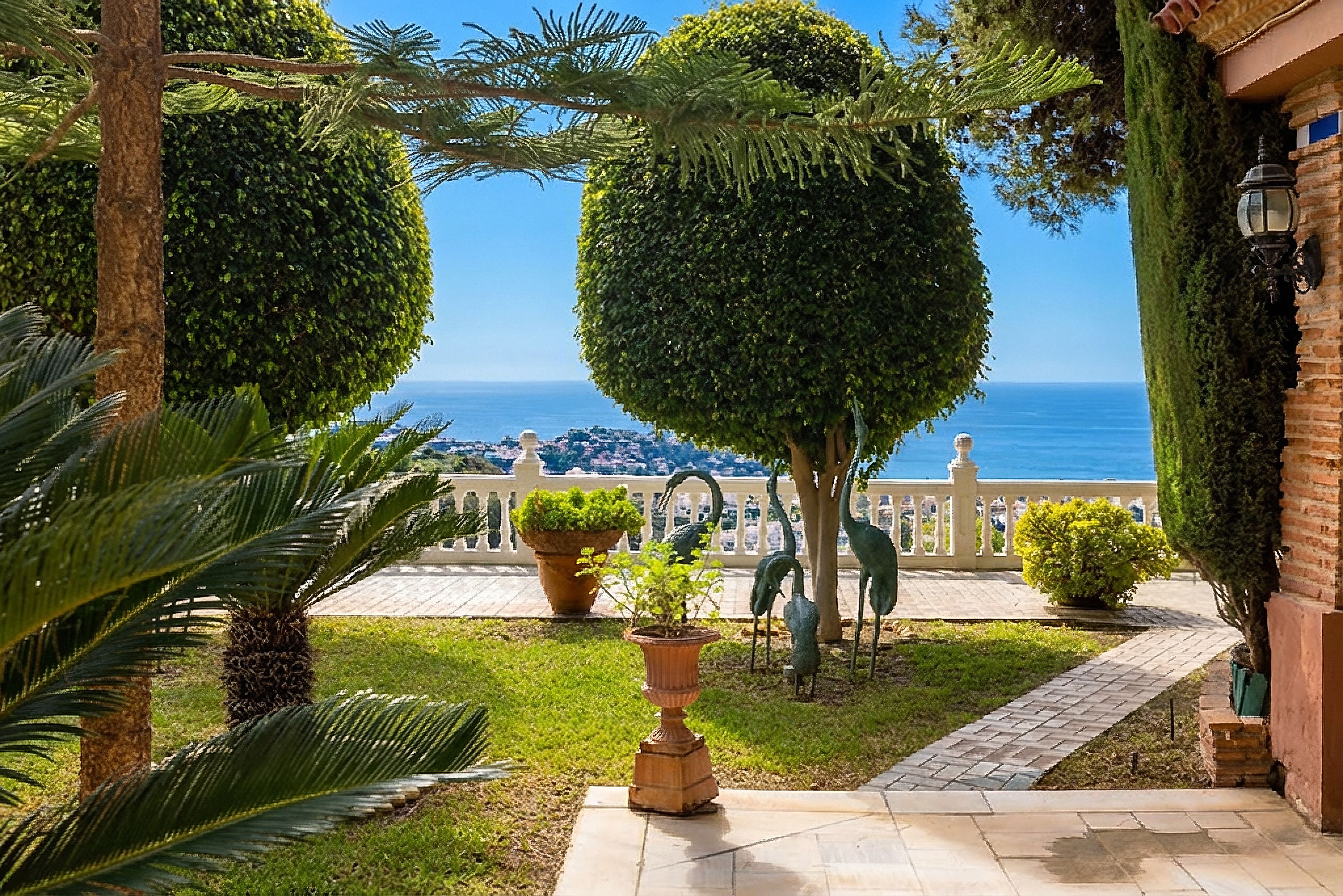 Jardín de chalet de lujo en Málaga con vistas panorámicas al mar en Pinares de San Antón