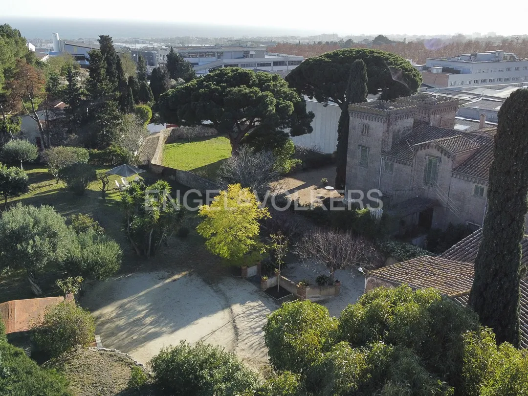 Jardines y vistas aéreas de casa señorial en Vilassar de Dalt con arbolado y zonas verdes