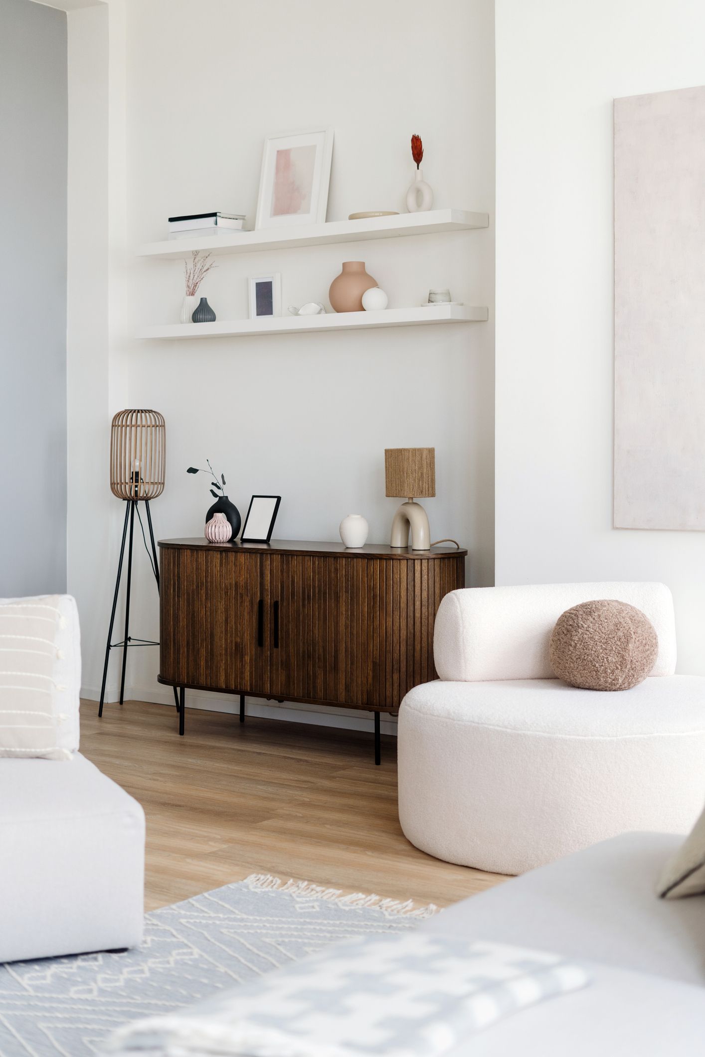 Salón minimalista ordenado con estanterías despejadas y decoración neutra que muestra cómo hacer que tu salón parezca caro sin gastar un euro