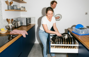 Organizar sartenes, tapas y tápers: 5 ideas ingeniosas (y poco vistas) que multiplican el espacio en tu cocina