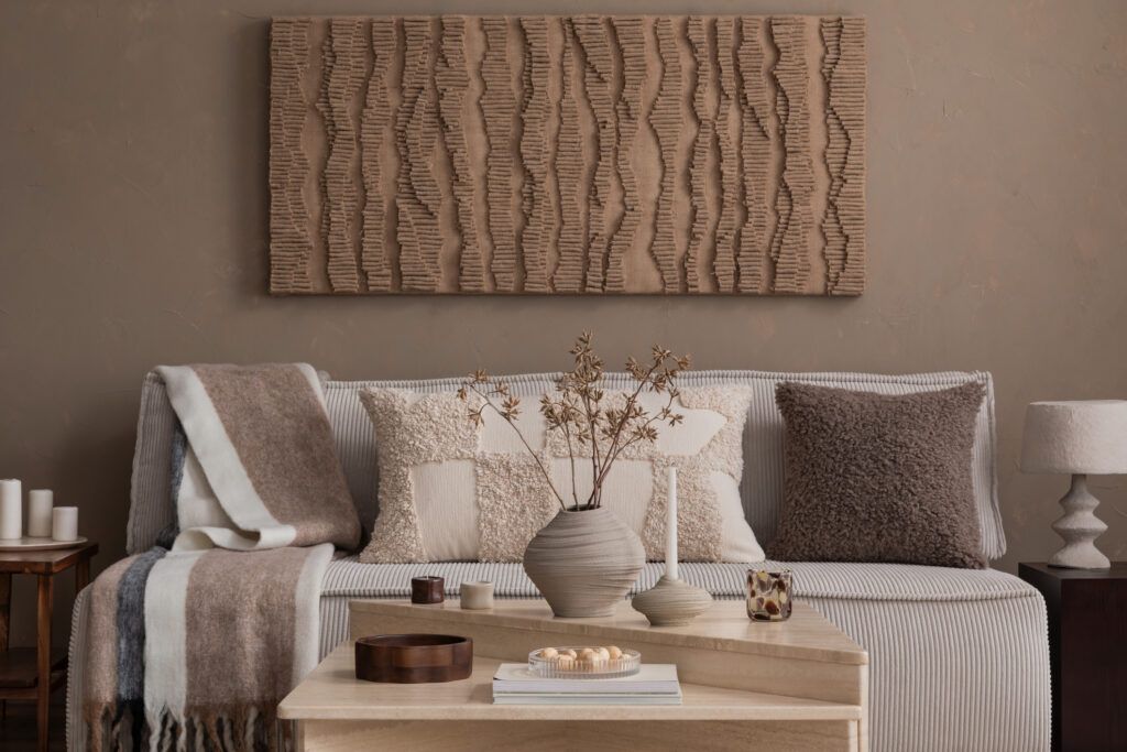 Salón con paleta de colores neutros y decoración armoniosa que muestra cómo hacer que tu salón parezca caro sin gastar un euro