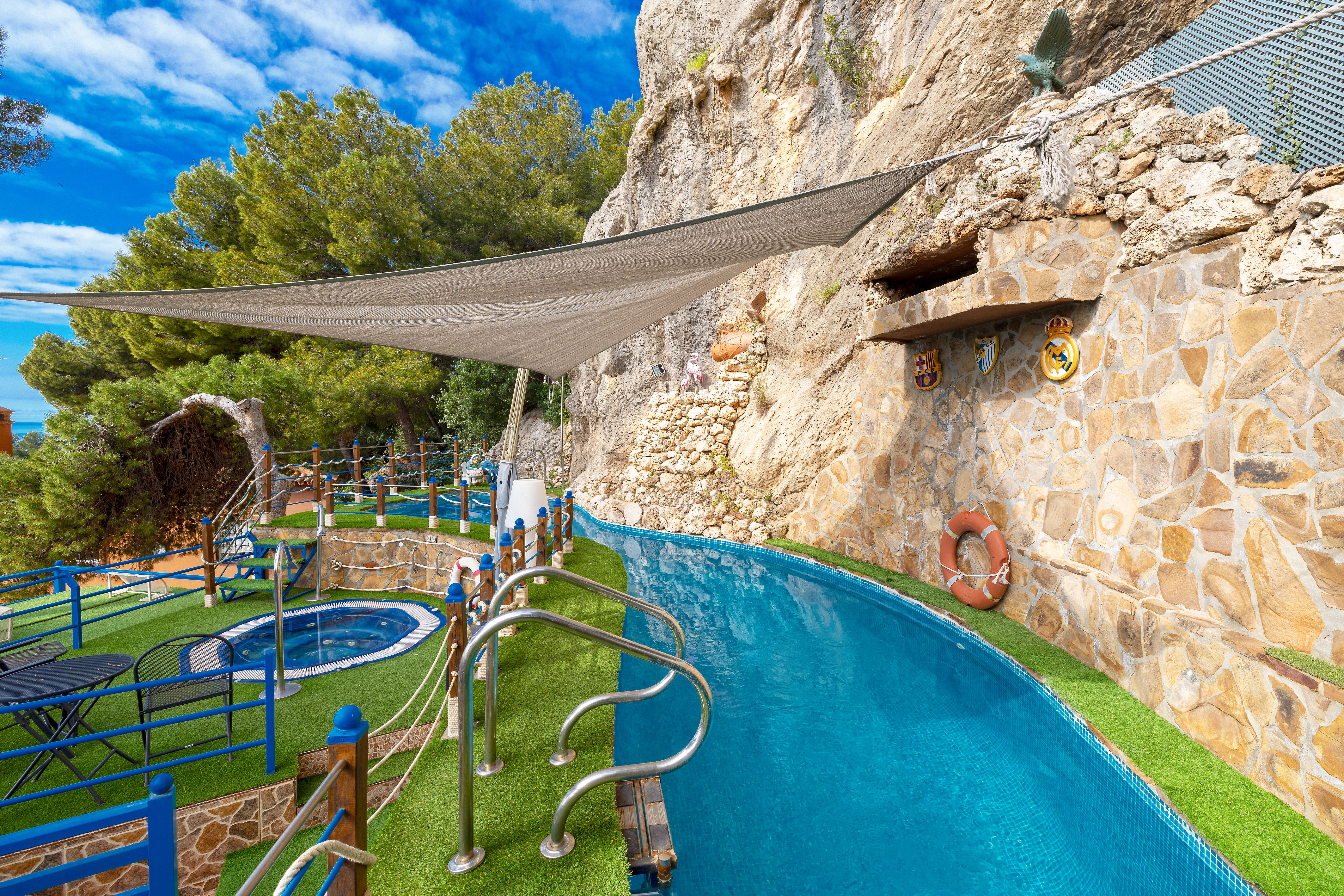 Piscina privada con jacuzzi y zona chill out en chalet de lujo en Málaga