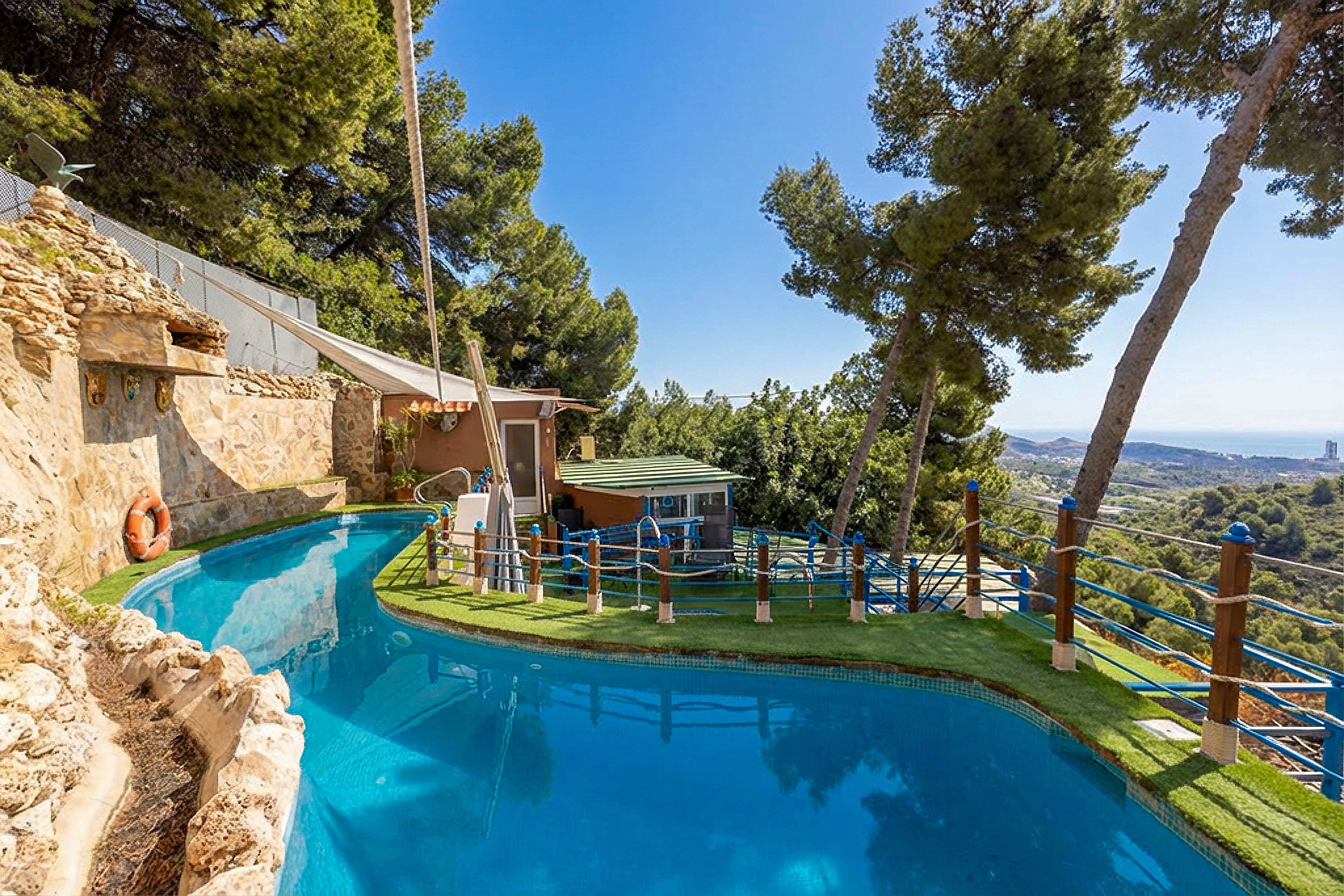 Piscina privada con diseño curvo y vistas al mar en chalet de lujo en Málaga