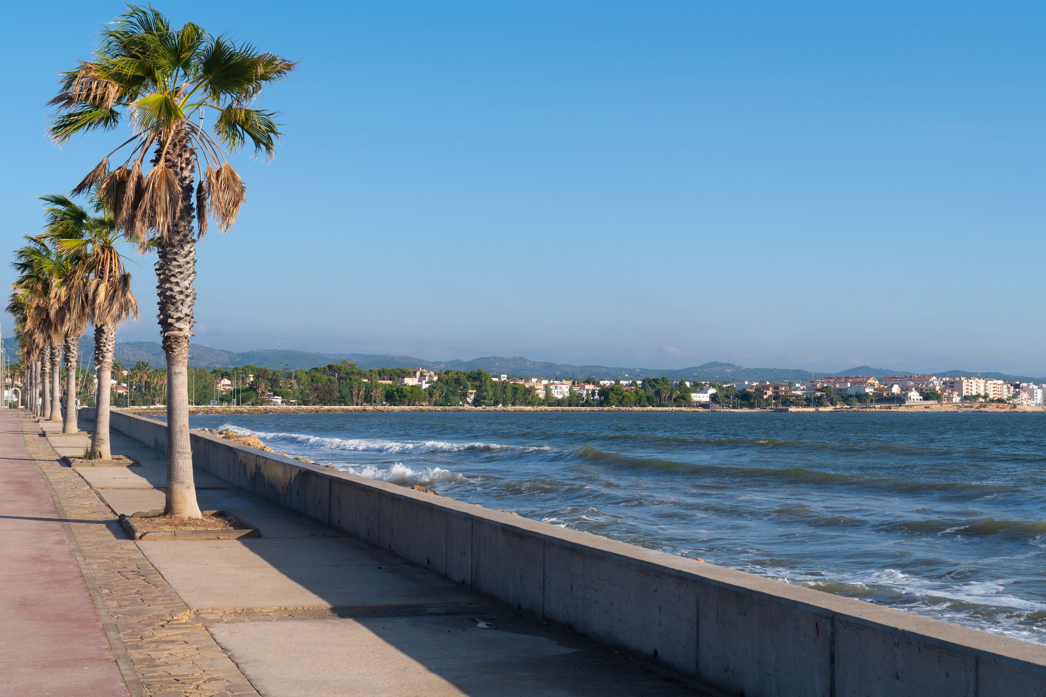 Paseo marítimo y playa de L’Ampolla en Tarragona, pueblo en playa menos turística para vivir en el Delta del Ebro