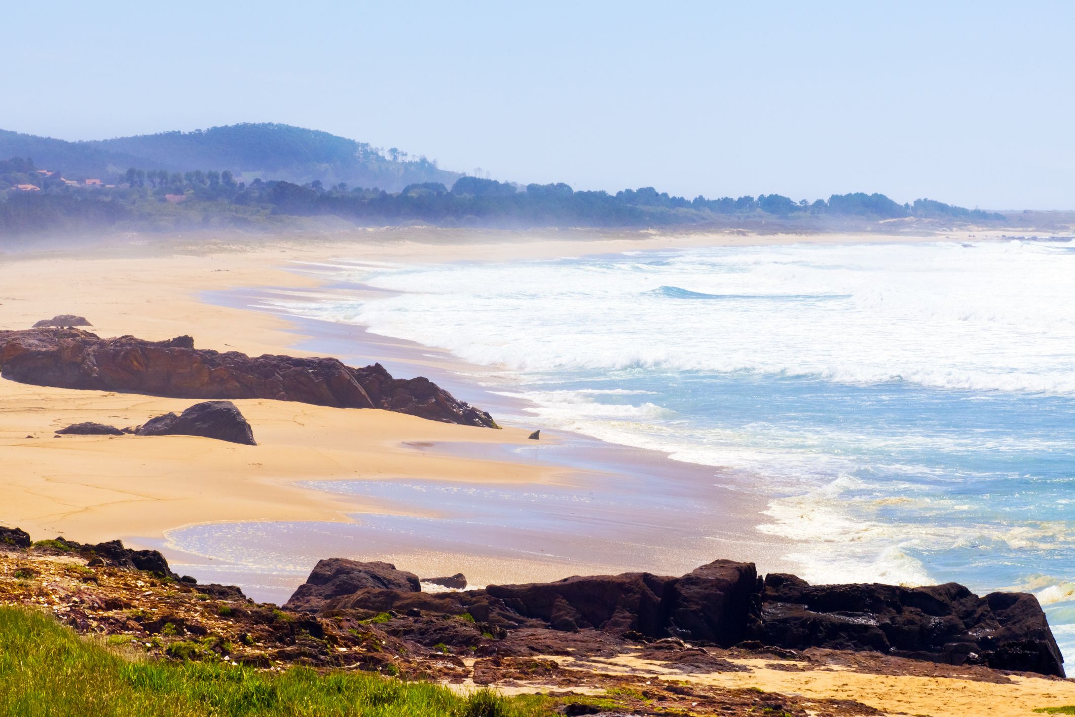 Playa natural en Porto do Son en A Coruña, pueblo en playa menos turística para vivir en Galicia