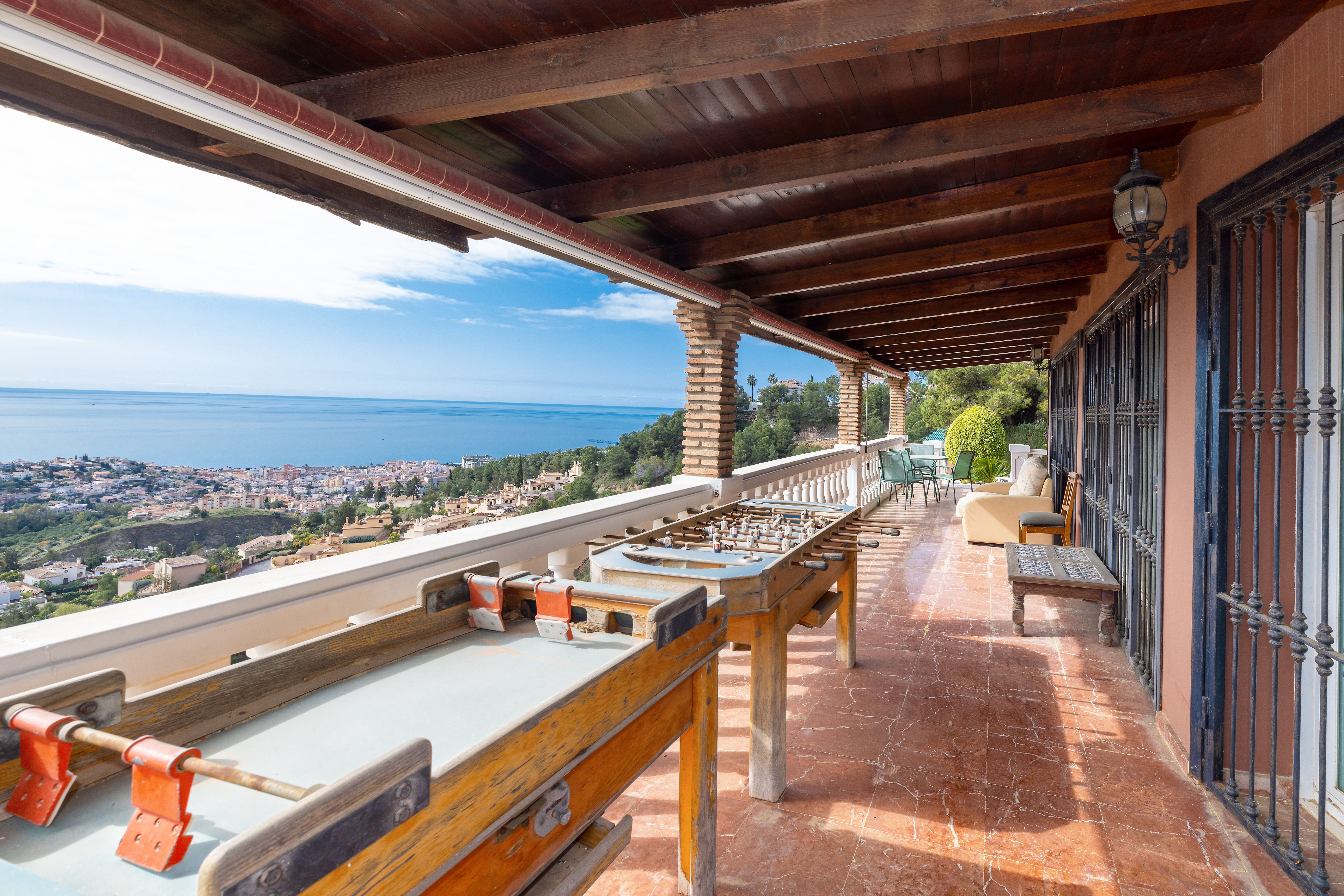 Porche cubierto con zona de ocio y vistas al mar en chalet de lujo en Málaga