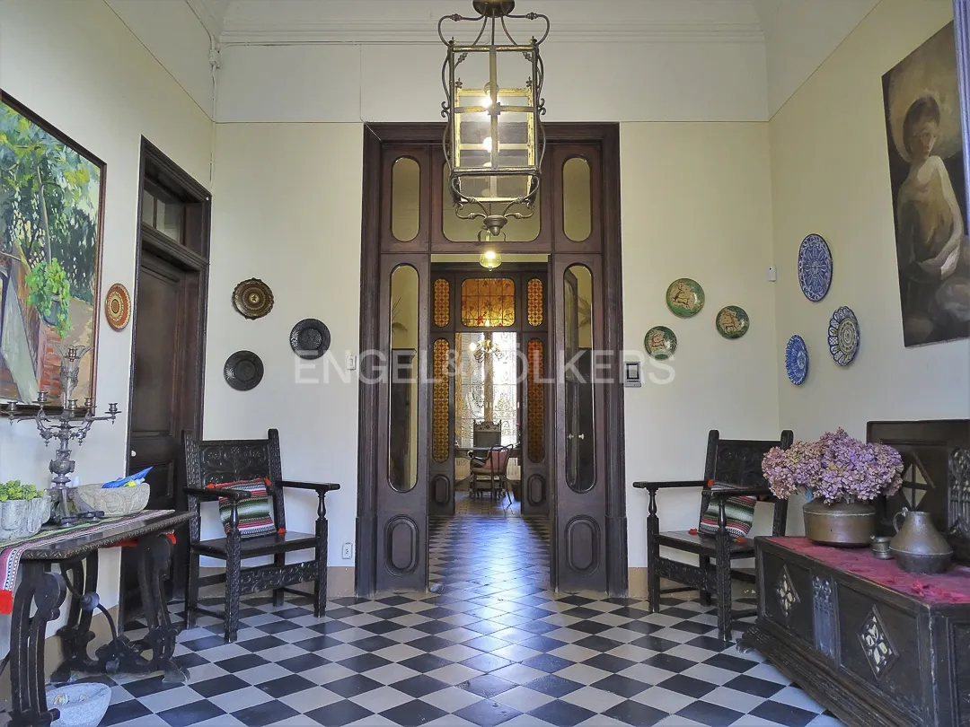 Recibidor de casa señorial en Vilassar de Dalt con suelo hidráulico y muebles clásicos