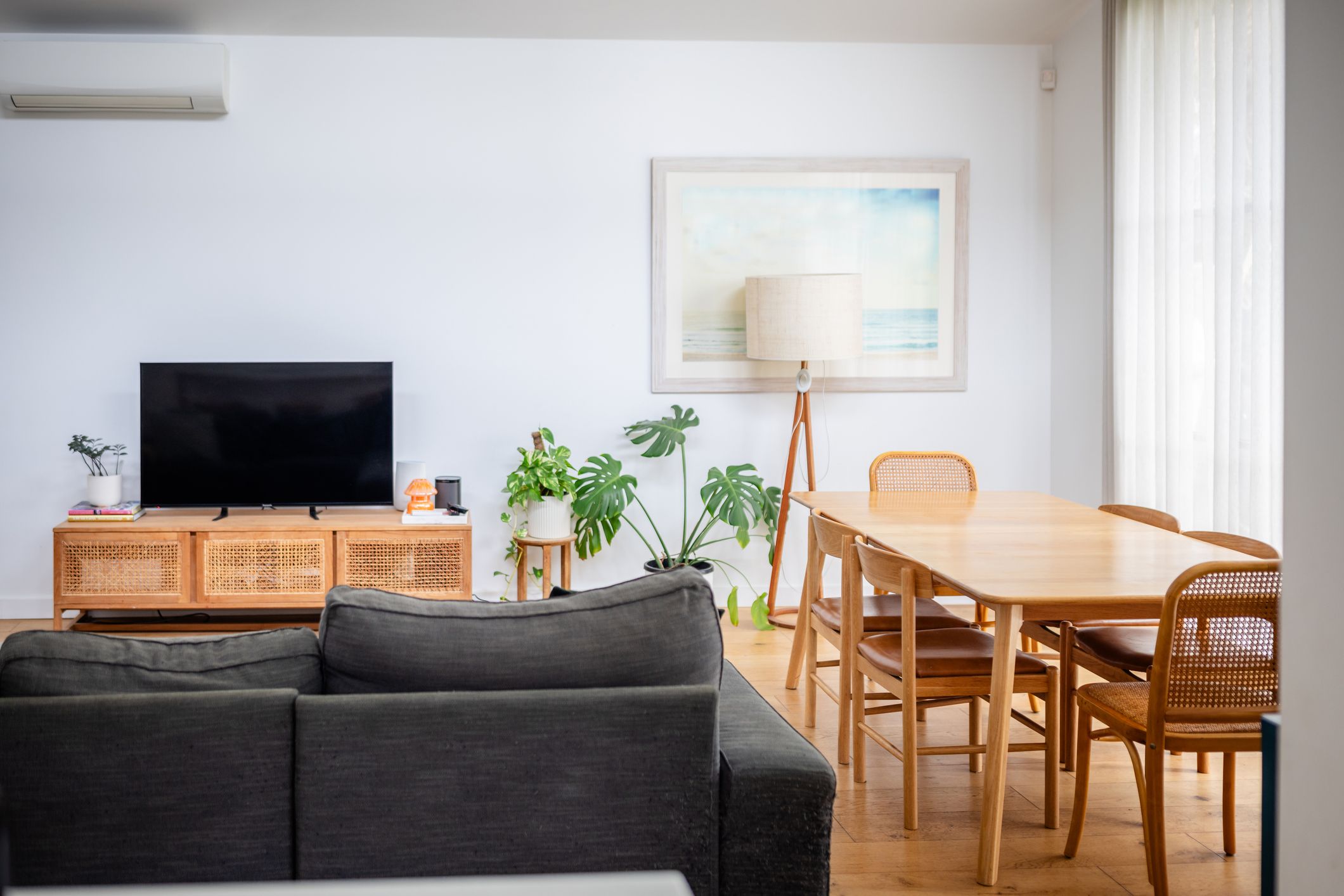 Salón con comedor integrado y muebles bien distribuidos que muestra cómo hacer que tu salón parezca caro sin gastar un euro