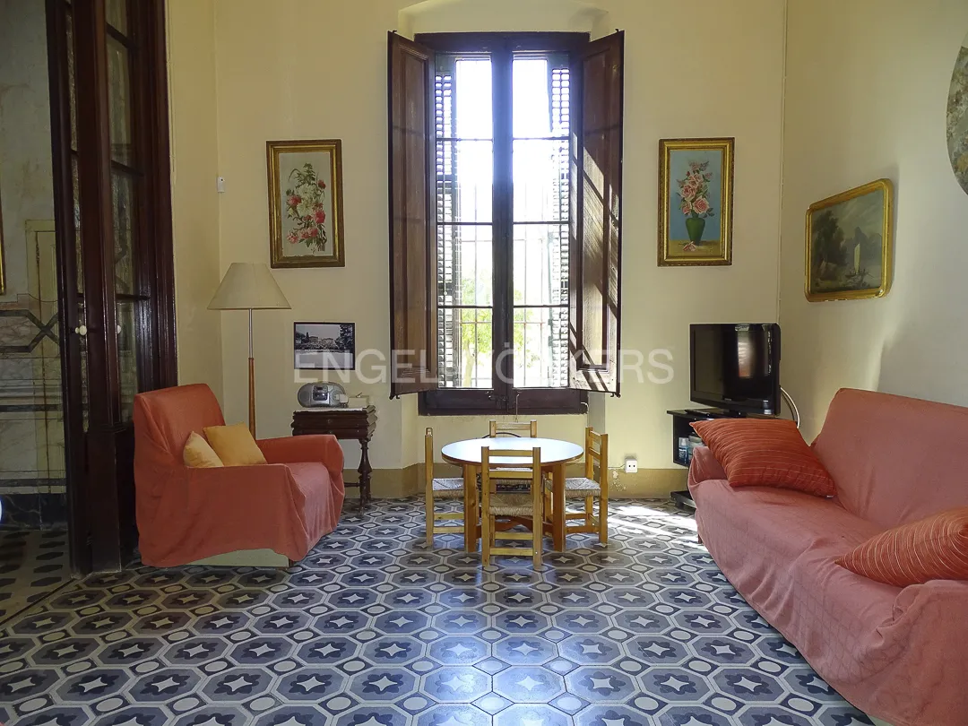 Salón de casa señorial en Vilassar de Dalt con suelo hidráulico y luz natural