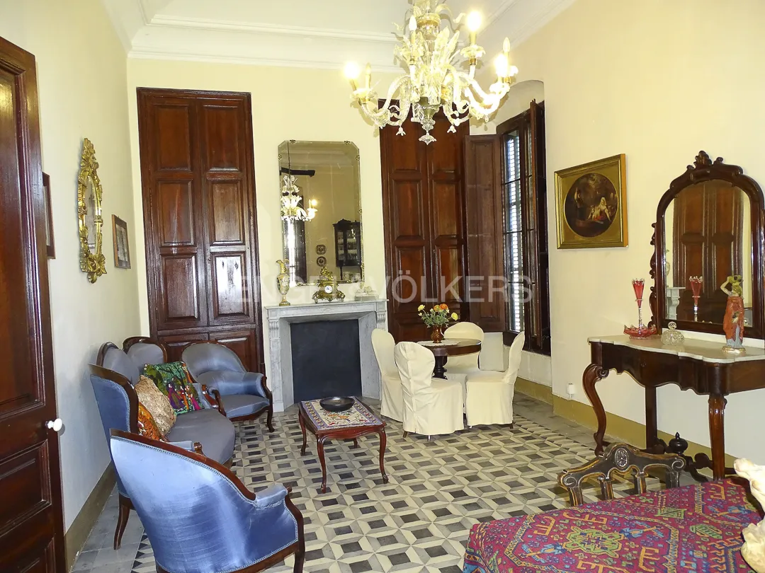 Salón con chimenea en casa señorial en Vilassar de Dalt con mobiliario clásico