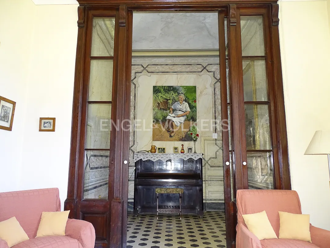 Salón con piano en casa señorial en Vilassar de Dalt con detalles clásicos