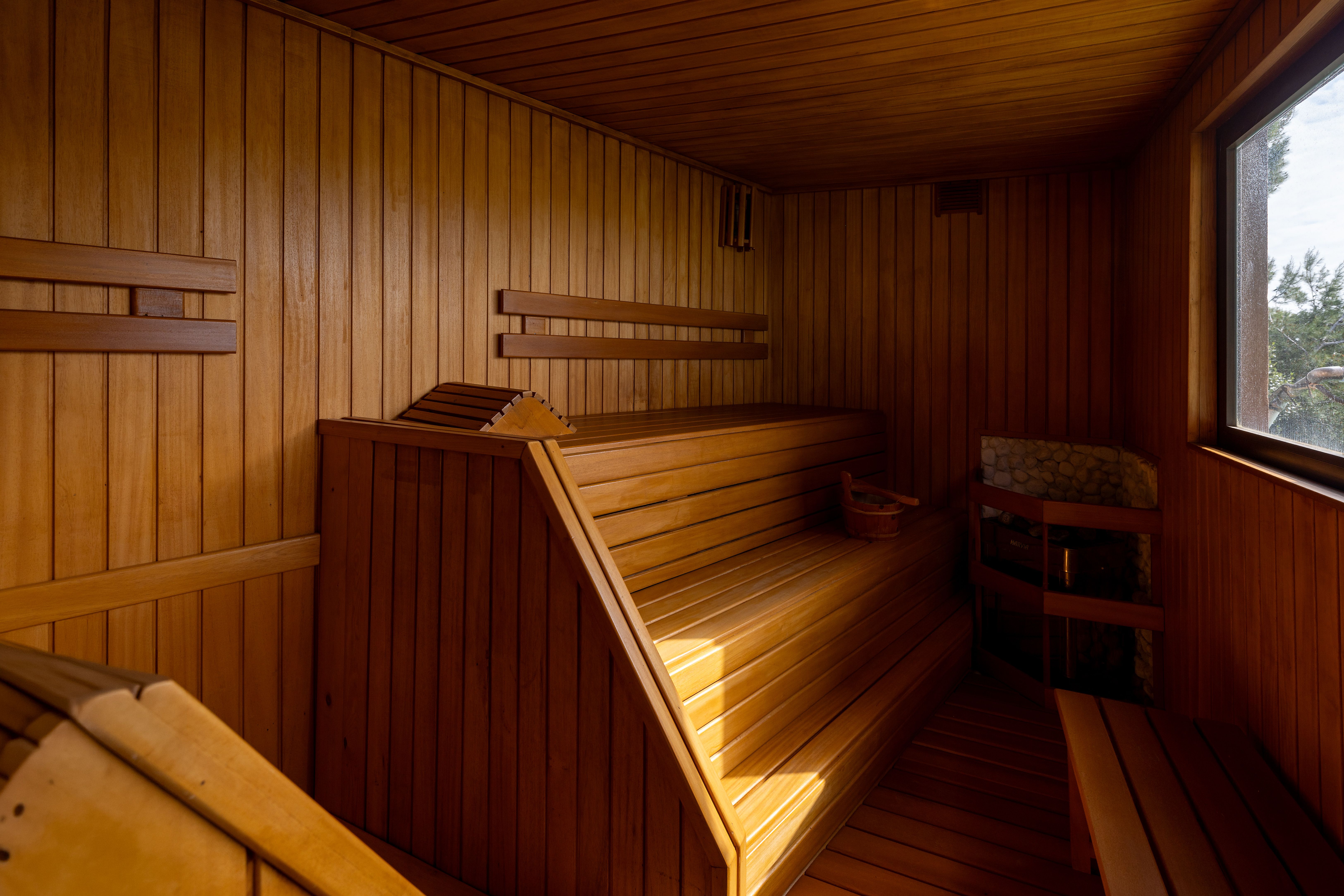 Sauna finlandesa de madera en chalet de lujo en Málaga con zona wellness privada