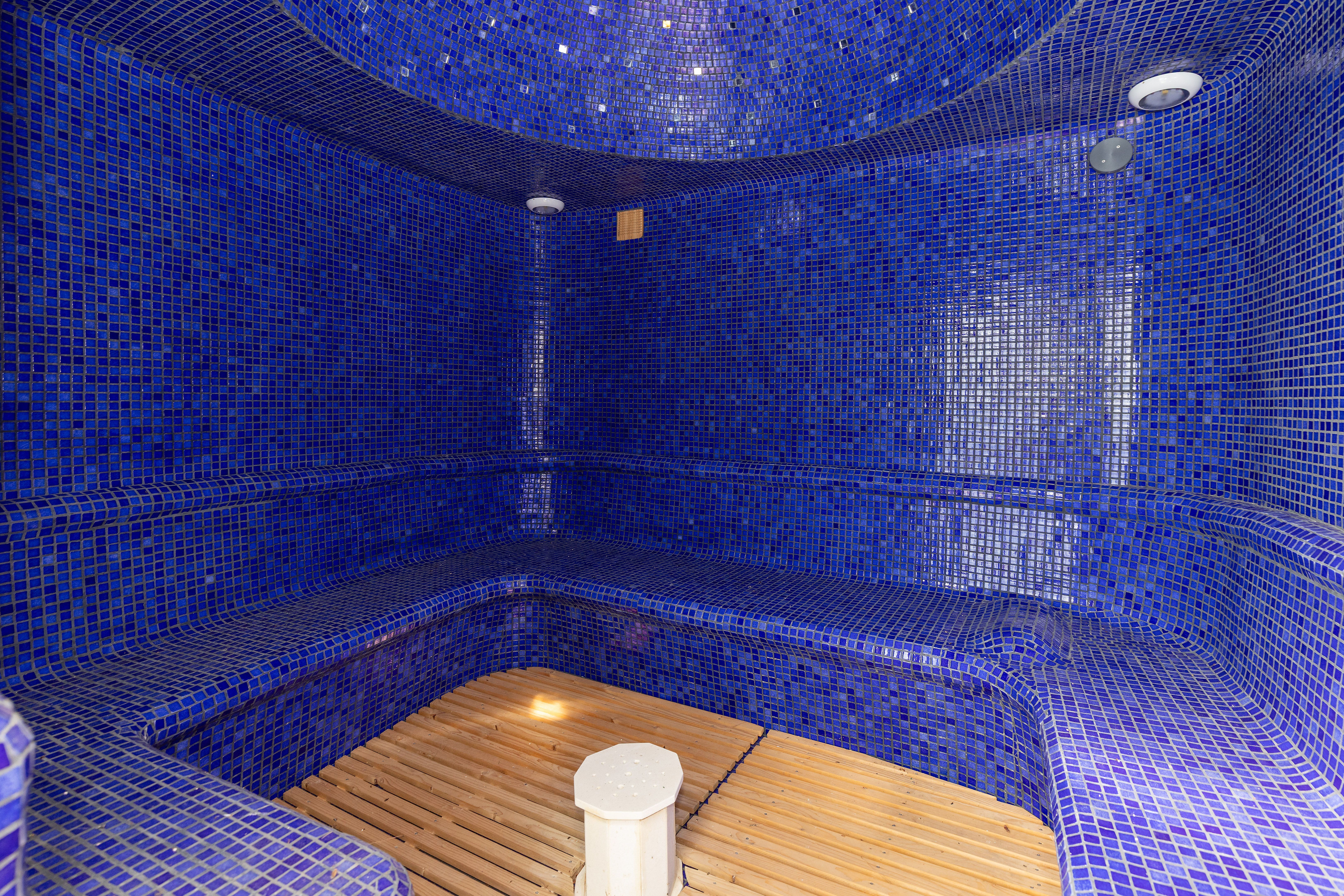 Sauna tipo hammam con mosaico azul en chalet de lujo en Málaga