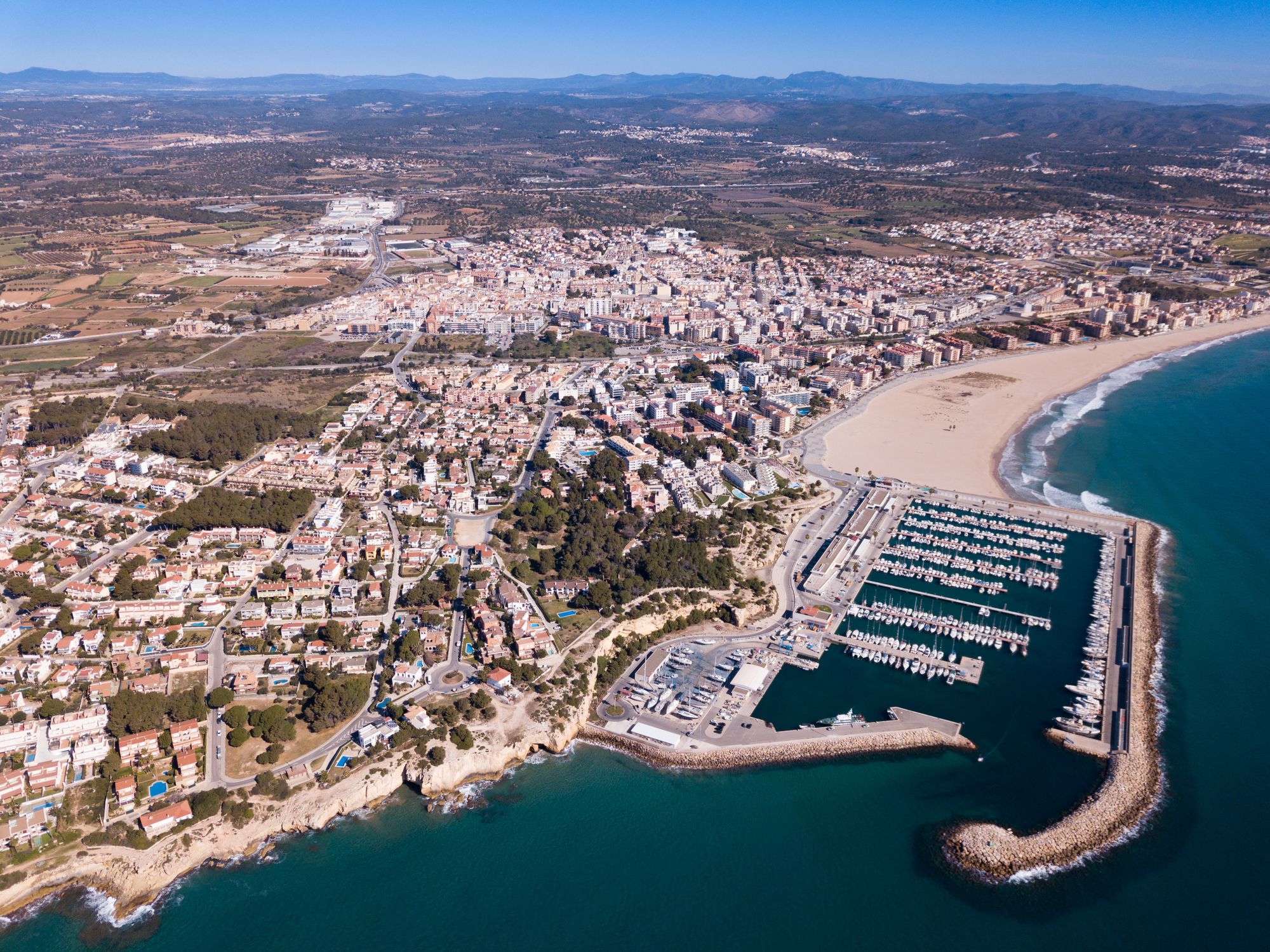 Vista aérea de Torredembarra con playa y puerto, uno de los pueblos para vivir cerca de Tarragona con mejor calidad de vida
