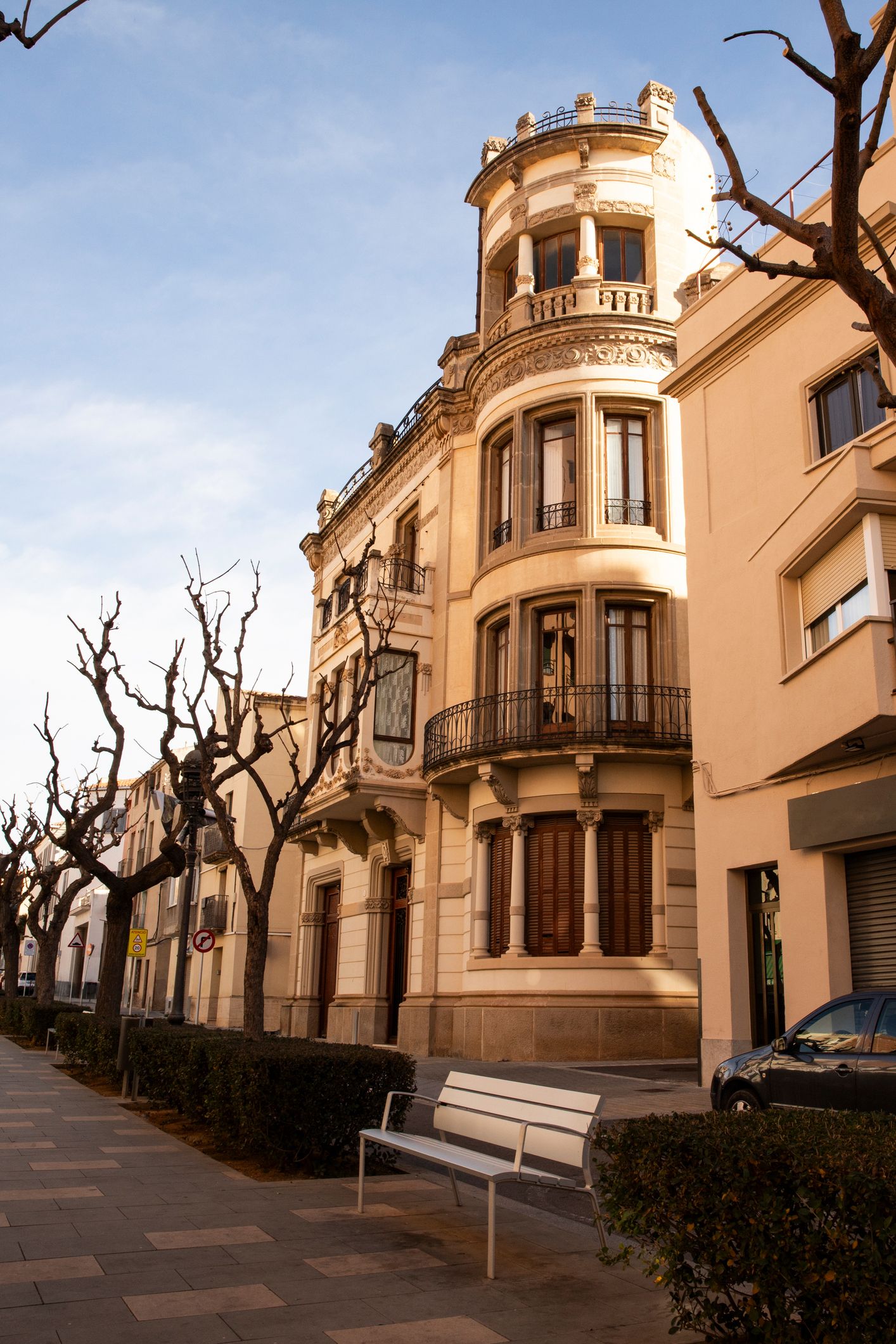Edificio modernista en el centro histórico de Valls, uno de los pueblos para vivir cerca de Tarragona más baratos