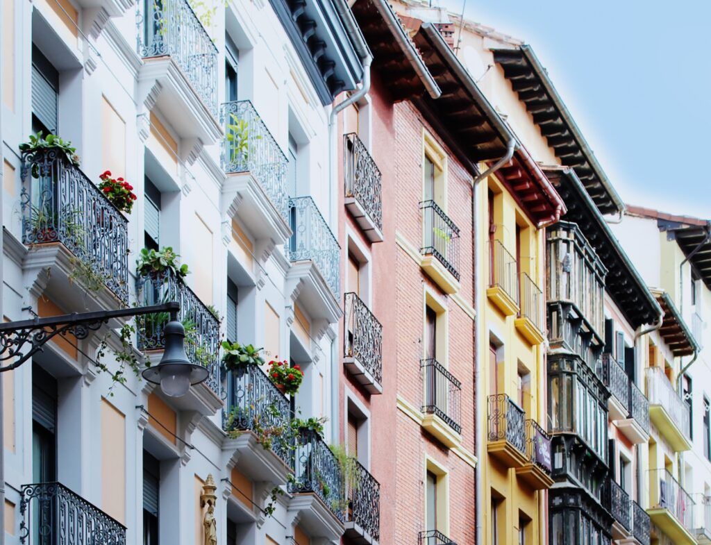 La derogación de las prórrogas extraordinarias del alquiler de vivienda habitual mantiene la confrontación entre propietarios e inquilinos para continuar con los contratos