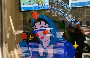 Fotocasa rinde homenaje a los madrileños en San Isidro: los escaparates inmobiliarios se visten de tradición y color
