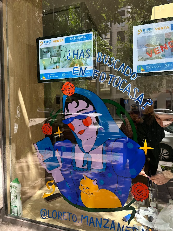 Fotocasa rinde homenaje a los madrileños en San Isidro: los escaparates inmobiliarios se visten de tradición y color