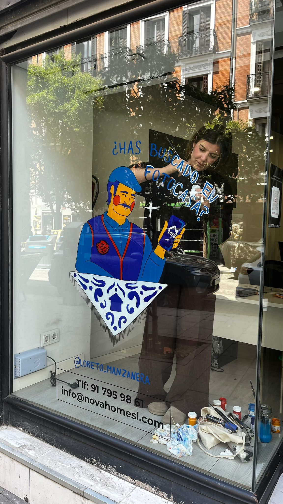 Escaparate de una inmobiliaria en Madrid como parte de la acción de Fotocasa.
