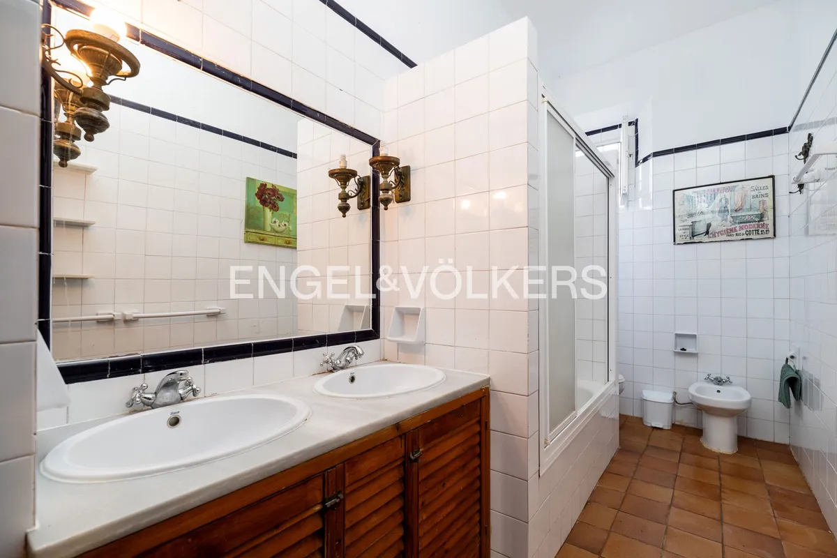 Baño completo con doble lavabo y ducha en casa andaluza en Sanlúcar de Barrameda