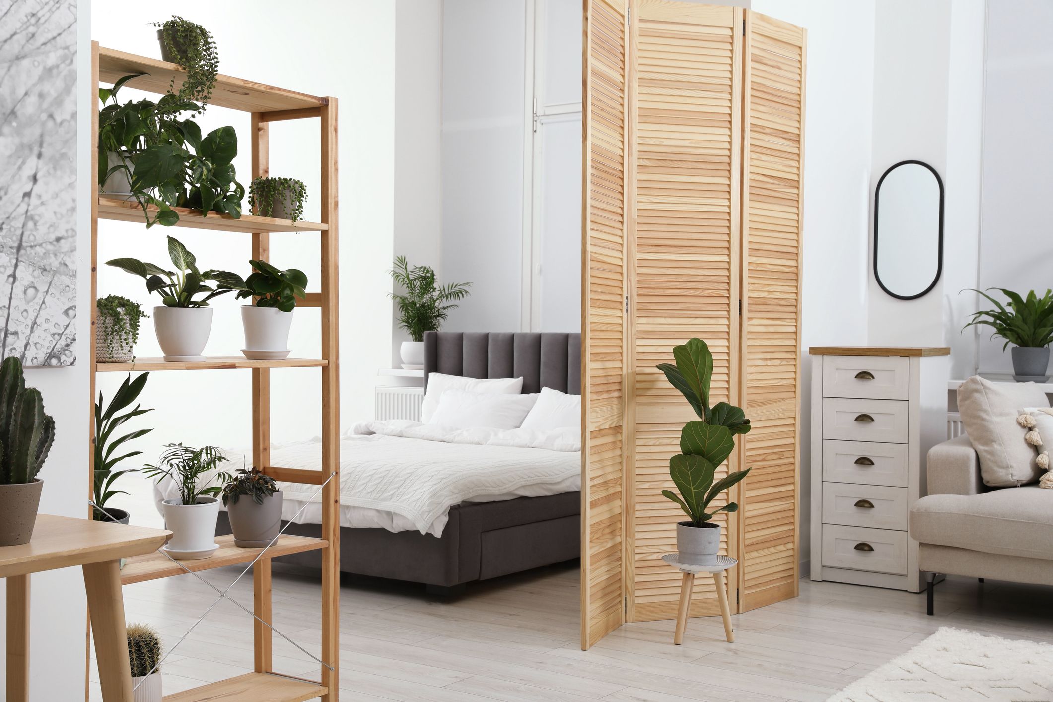 Biombo moderno de madera para separar ambientes entre dormitorio y salón