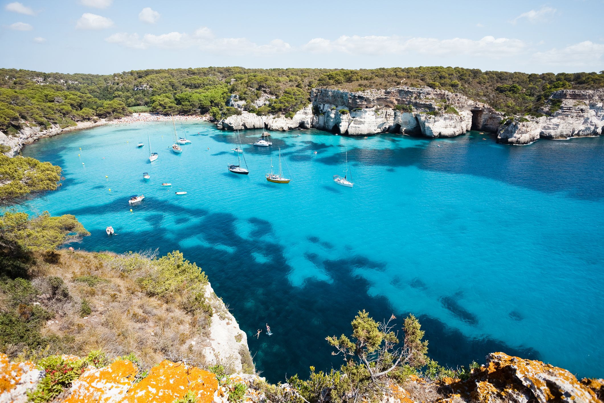 Vista panorámica de Cala Macarella en Menorca, una de las mejores calas de España en 2026 por sus aguas turquesas y su entorno natural protegido.