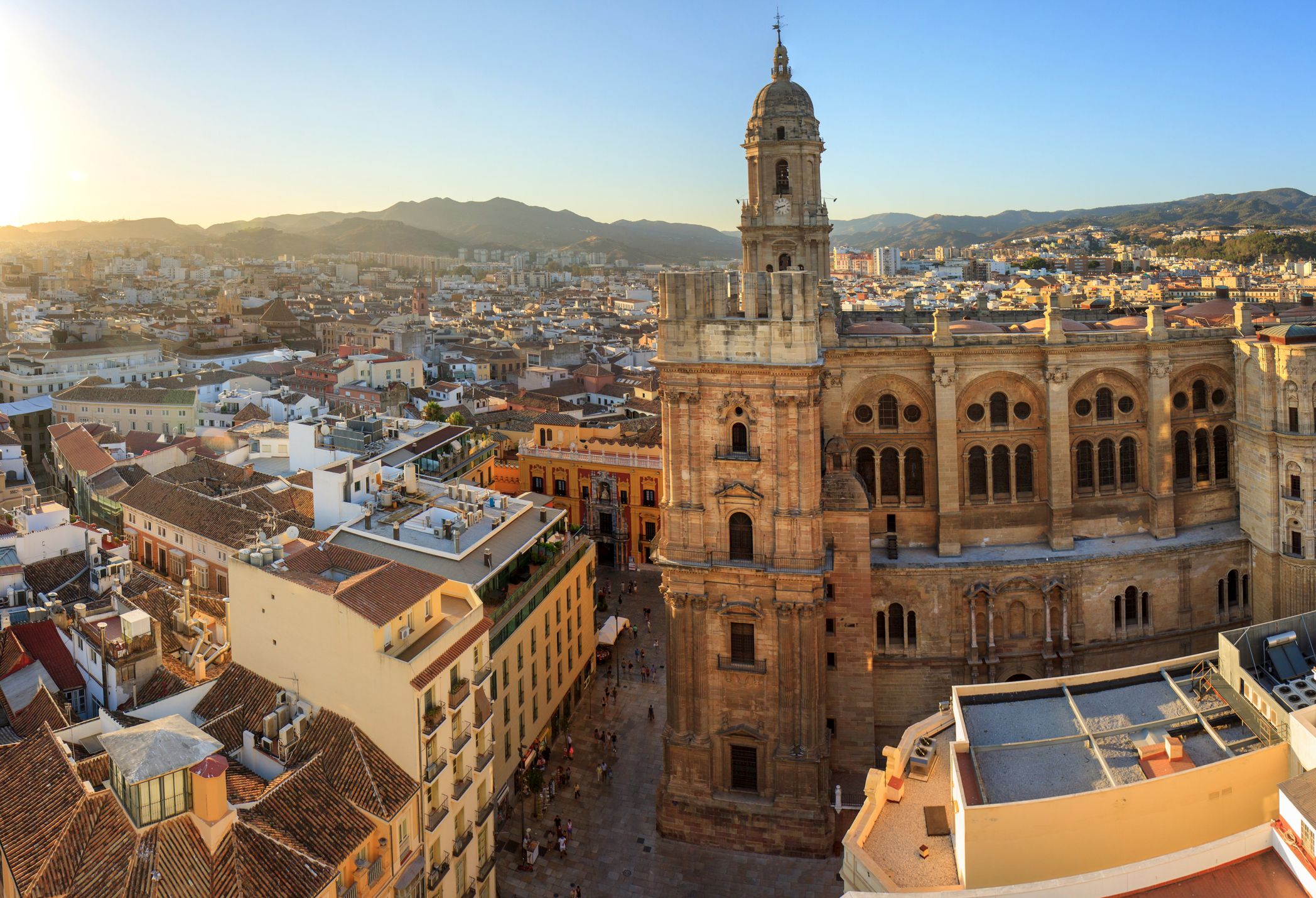 Vista aérea del Centro Histórico de Málaga y la Catedral, una de las zonas más demandadas para comprar vivienda en la ciudad.