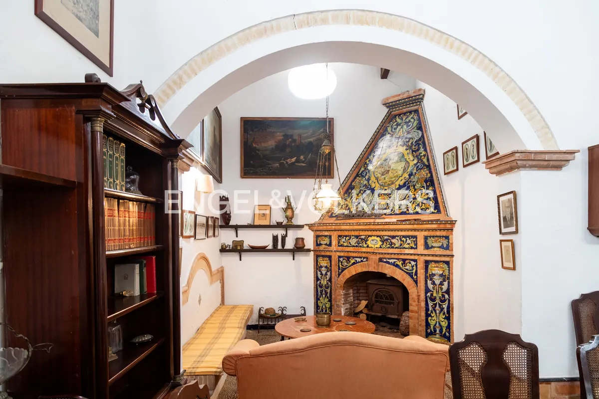 Chimenea alicatada en sala de estar de casa en la playa de Sanlúcar de Barrameda con estilo andaluz tradicional