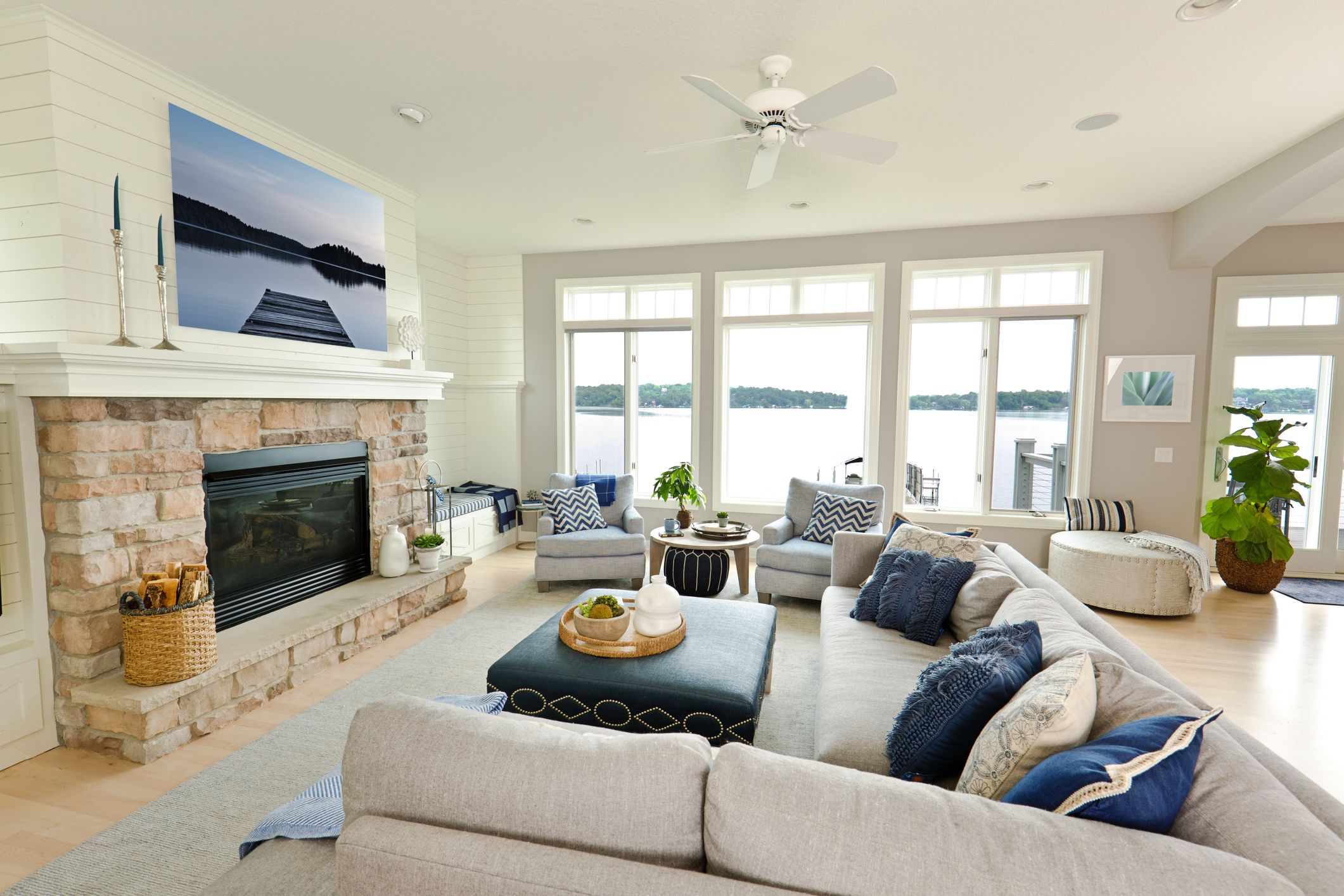 Salón con chimenea de piedra y decoración coastal inspirado en la casa de El verano en que me enamoré