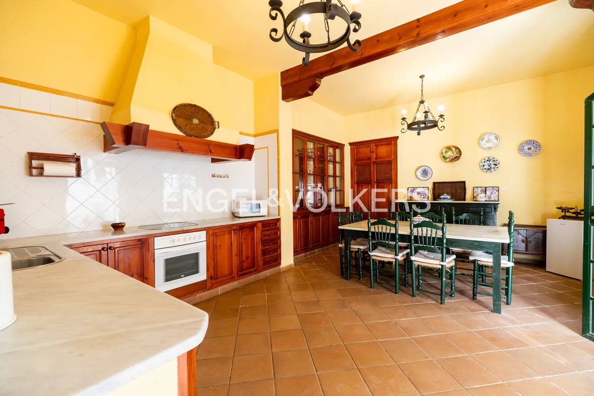 Cocina con comedor amplio en casa de la playa de Sanlúcar de Barrameda con mobiliario tradicional