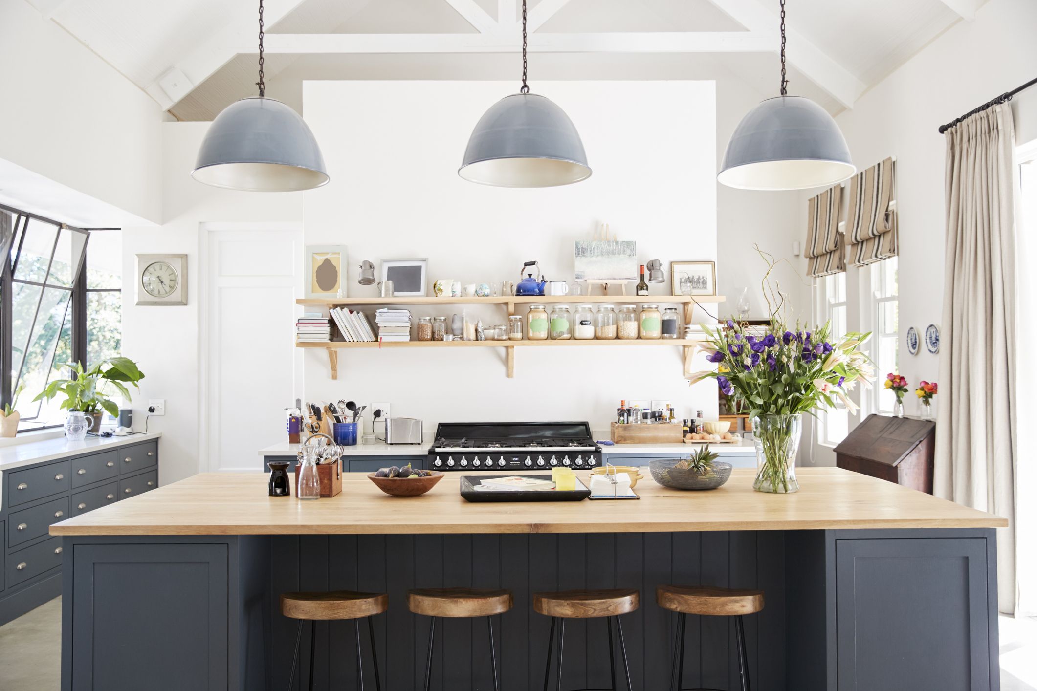 Cocina estilo coastal con isla azul y madera natural inspirada en la casa de El verano en que me enamoré