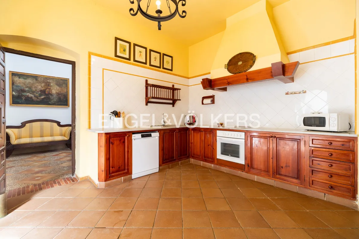 Cocina tradicional de casa en la playa de Sanlúcar de Barrameda con muebles de madera y suelos andaluces