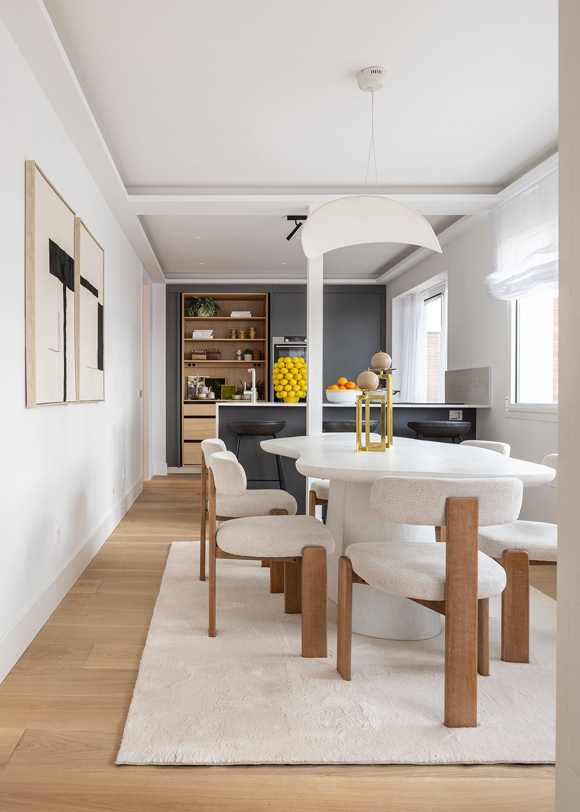 Comedor de diseño con cocina abierta integrada en una vivienda de Chamberí, una distribución que ayuda a aumentar el valor percibido de una vivienda gracias a la amplitud visual y la luz natural.