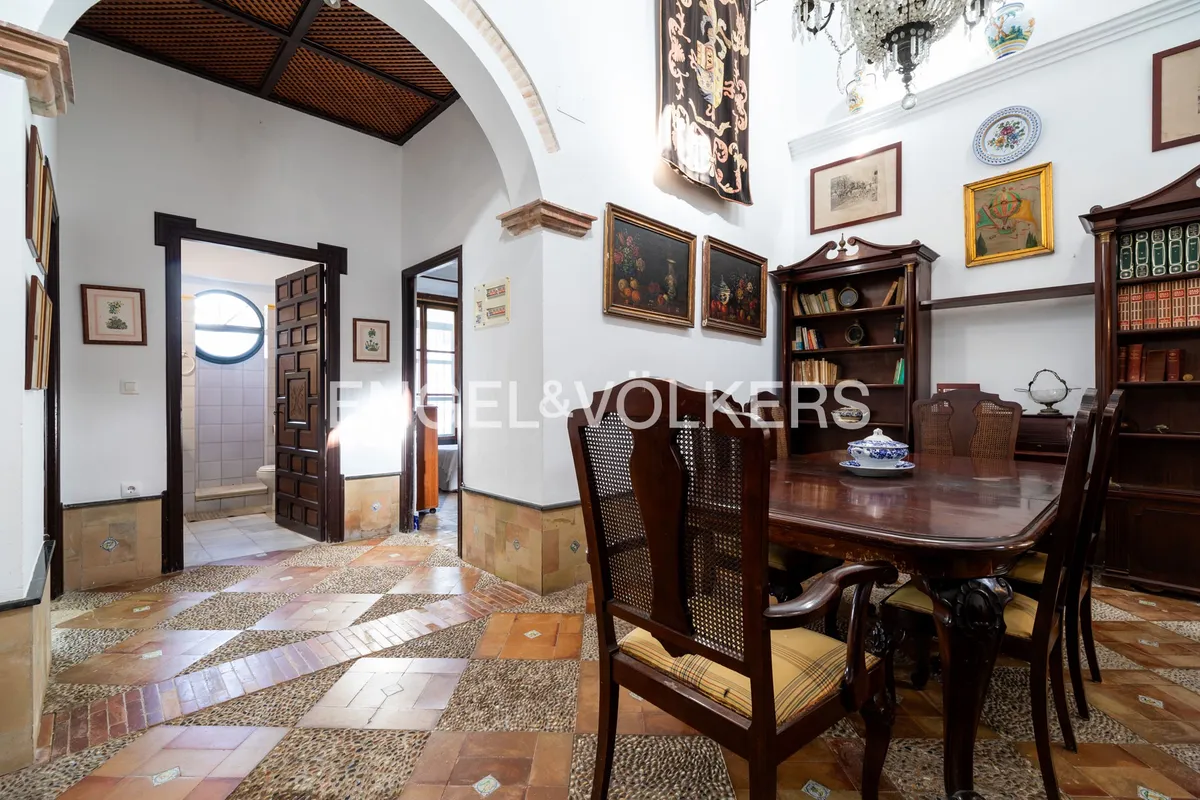Comedor formal de casa en la playa de Sanlúcar de Barrameda con muebles clásicos y techos altos