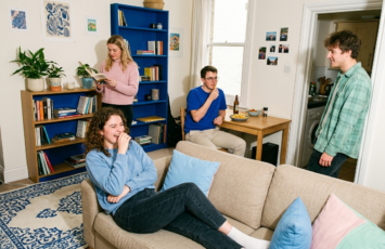 ¿Compartir piso con amigos o con desconocidos? Qué fórmula funciona mejor según la edad y el estilo de vida