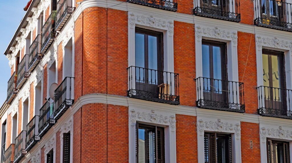 Los españoles necesitan ahorrar un 9 % más que hace un año para comprar una casa