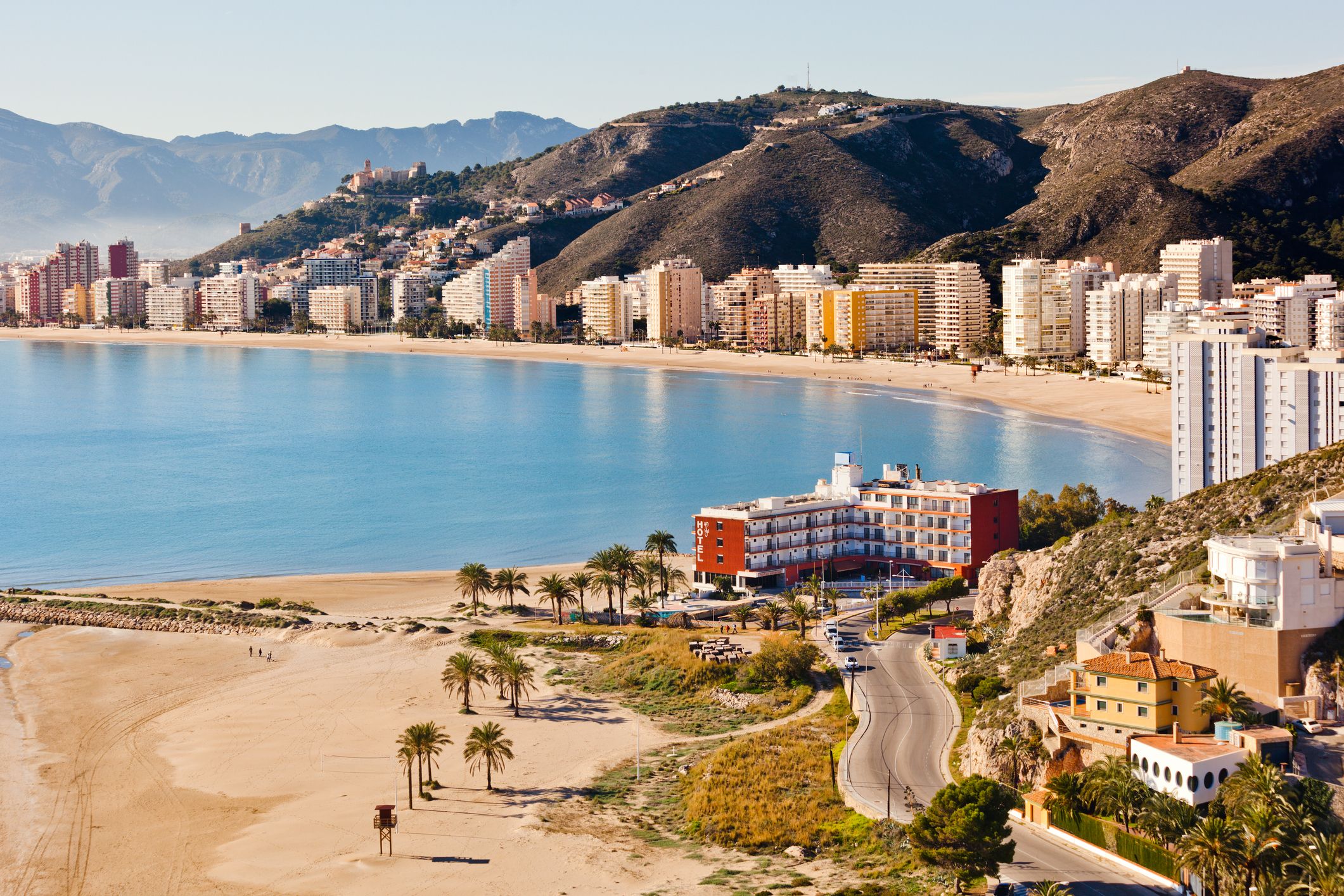 Vista panorámica de la playa de Cullera, una de las mejores opciones para vivir cerca de Valencia junto al mar