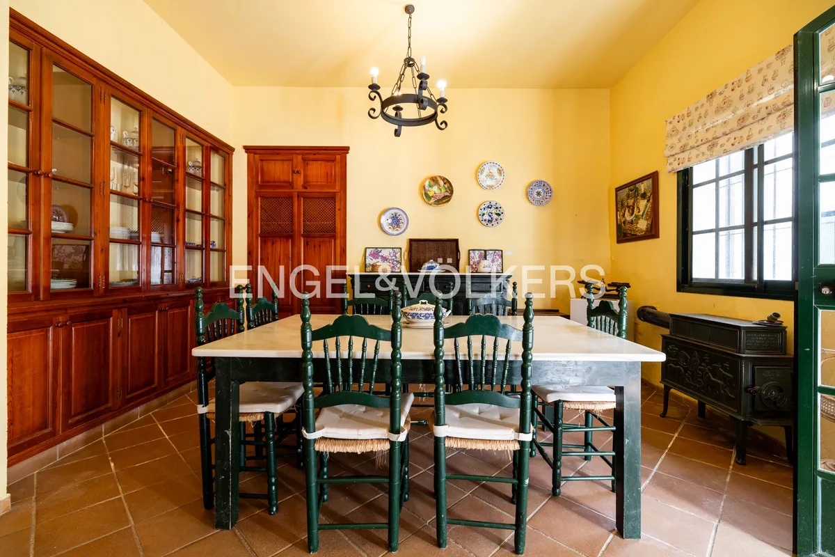 Detalle del office de casa en la playa de Sanlúcar de Barrameda con mesa comedor y decoración andaluza