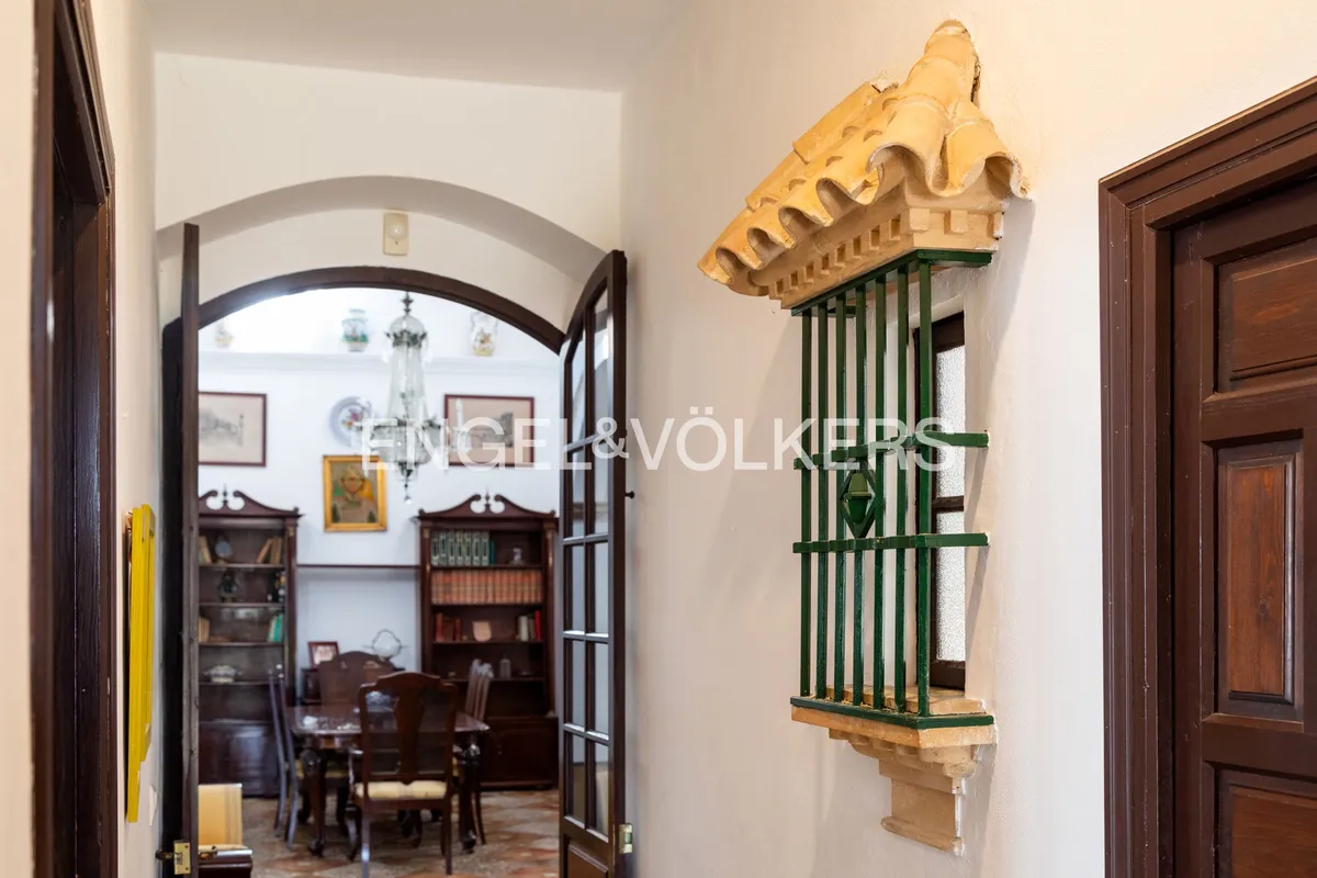 Detalle del pasillo de casa en la playa de Sanlúcar de Barrameda con arco andaluz y ventana tradicional