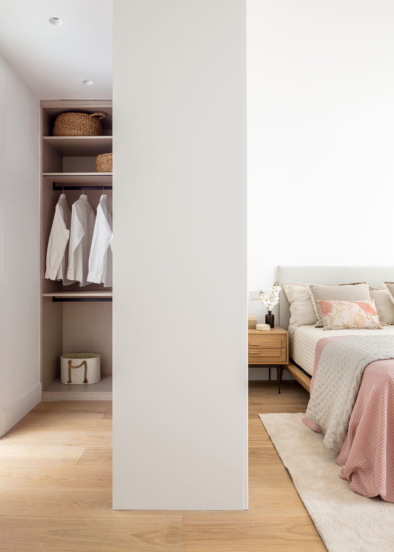 Dormitorio con vestidor abierto y almacenaje integrado en una vivienda de Chamberí, diseñado para aumentar el valor percibido de una vivienda mediante orden, funcionalidad y amplitud visual.