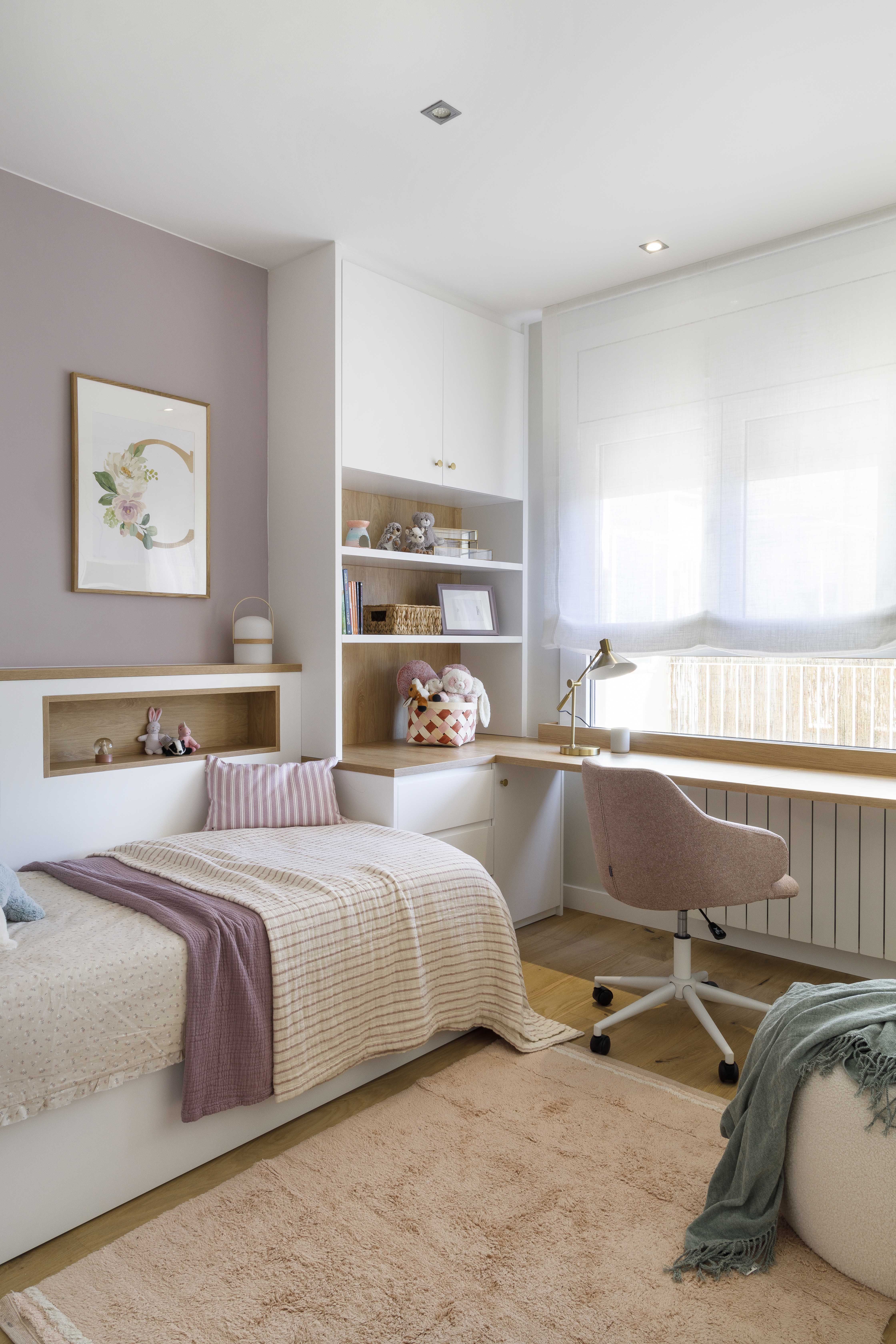 Dormitorio infantil de niña con escritorio integrado, almacenaje a medida y decoración en tonos rosa empolvado
