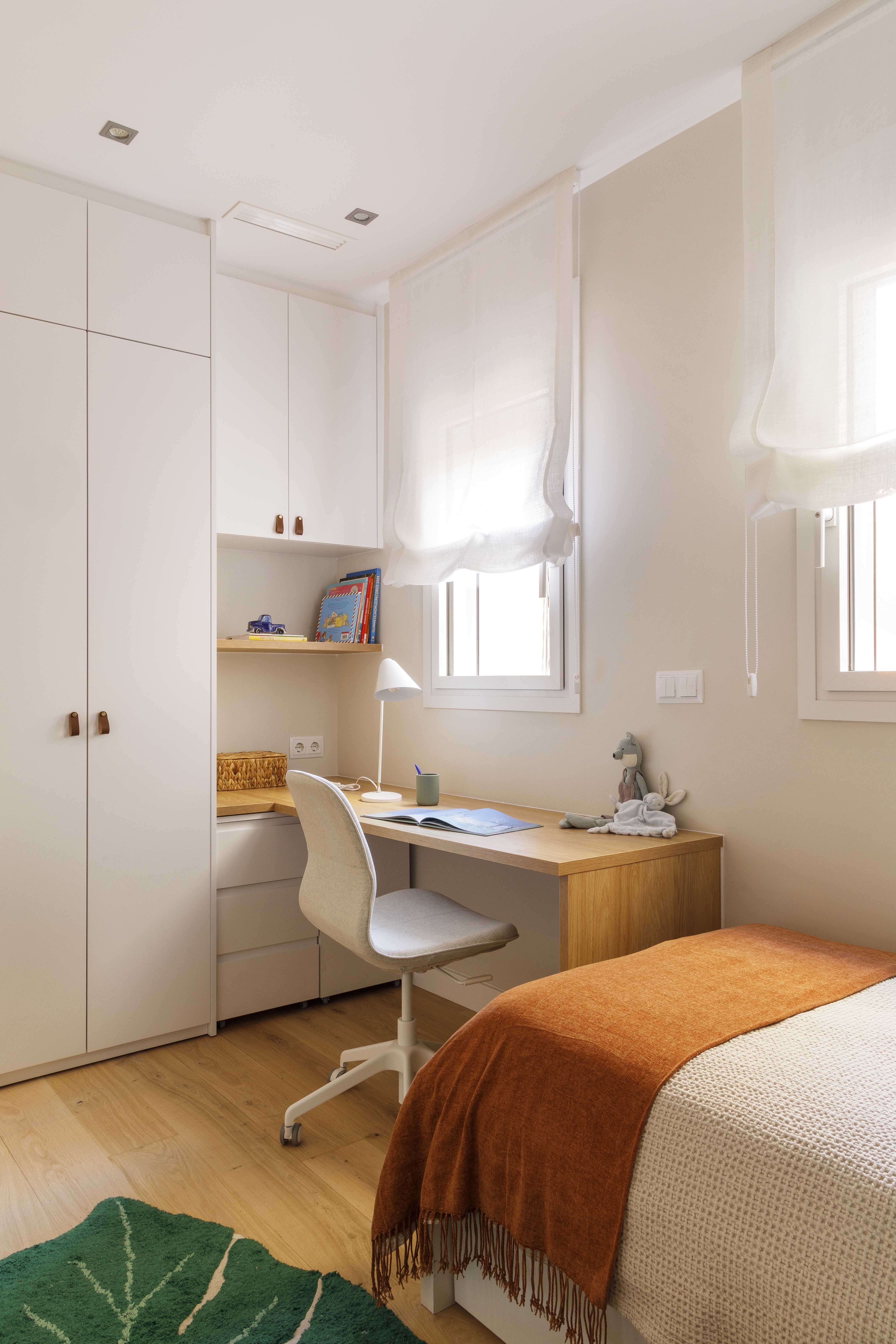 Dormitorio infantil de niño con cama individual, escritorio y decoración en tonos verdes y tierra