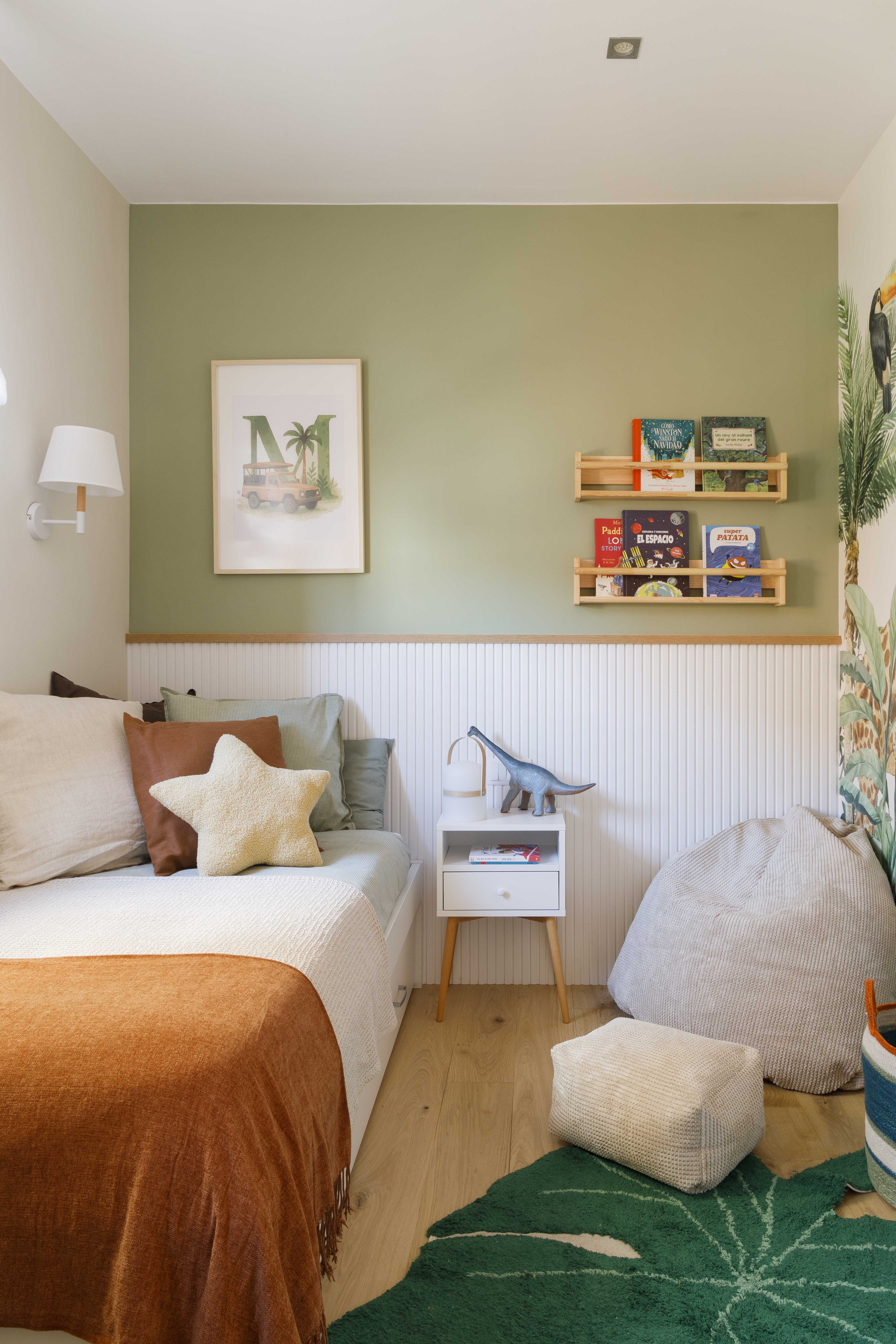 Dormitorio infantil con decoración natural, almacenaje accesible y una distribución flexible diseñada para combinar descanso, lectura y juego en el día a día