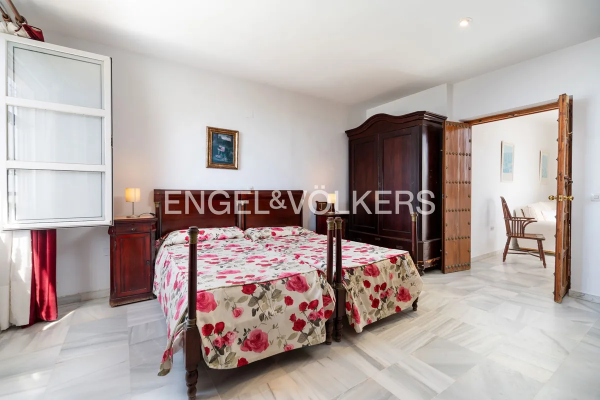 Dormitorio principal luminoso con mobiliario clásico en chalet de Sanlúcar de Barrameda