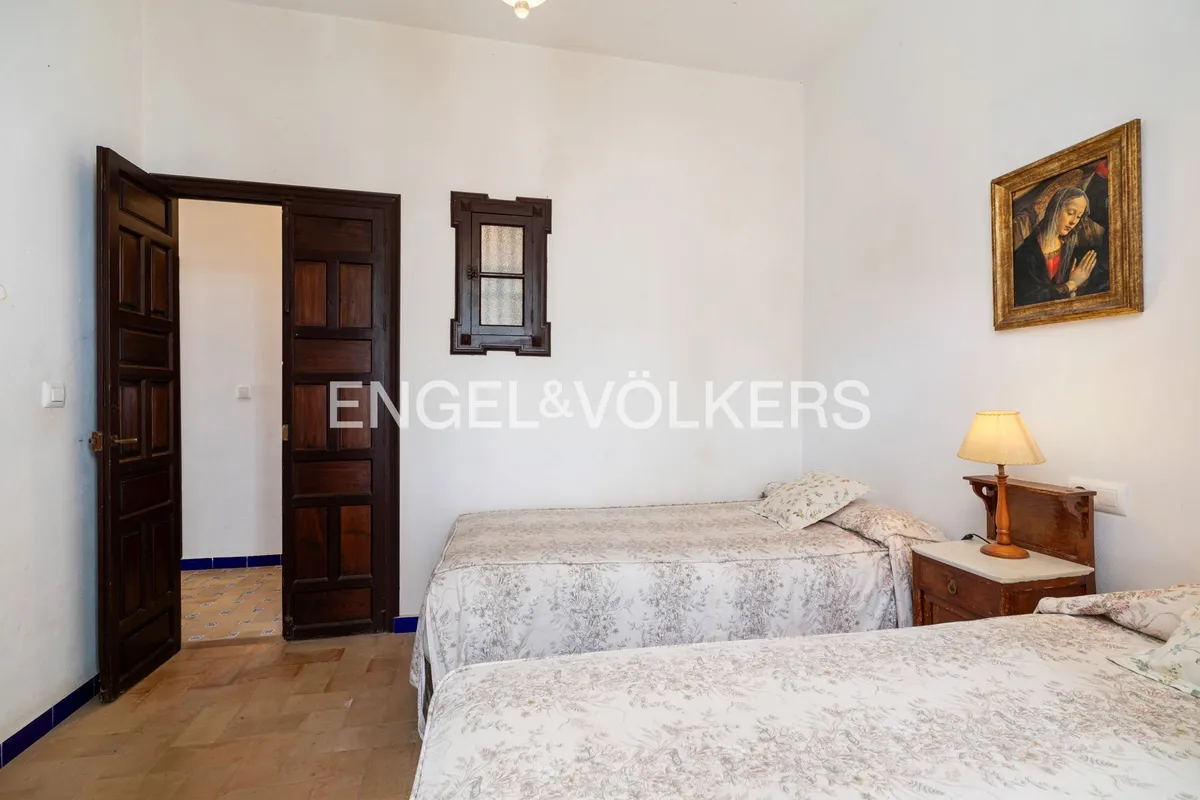 Dormitorio secundario con dos camas individuales en chalet tradicional de Sanlúcar de Barrameda