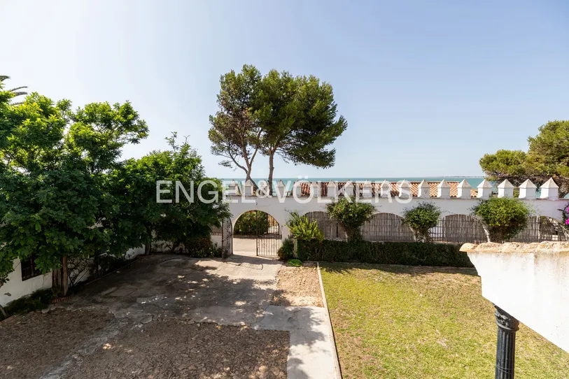 Entrada exterior de casa en la playa de Sanlúcar de Barrameda con vistas al mar y jardín privado