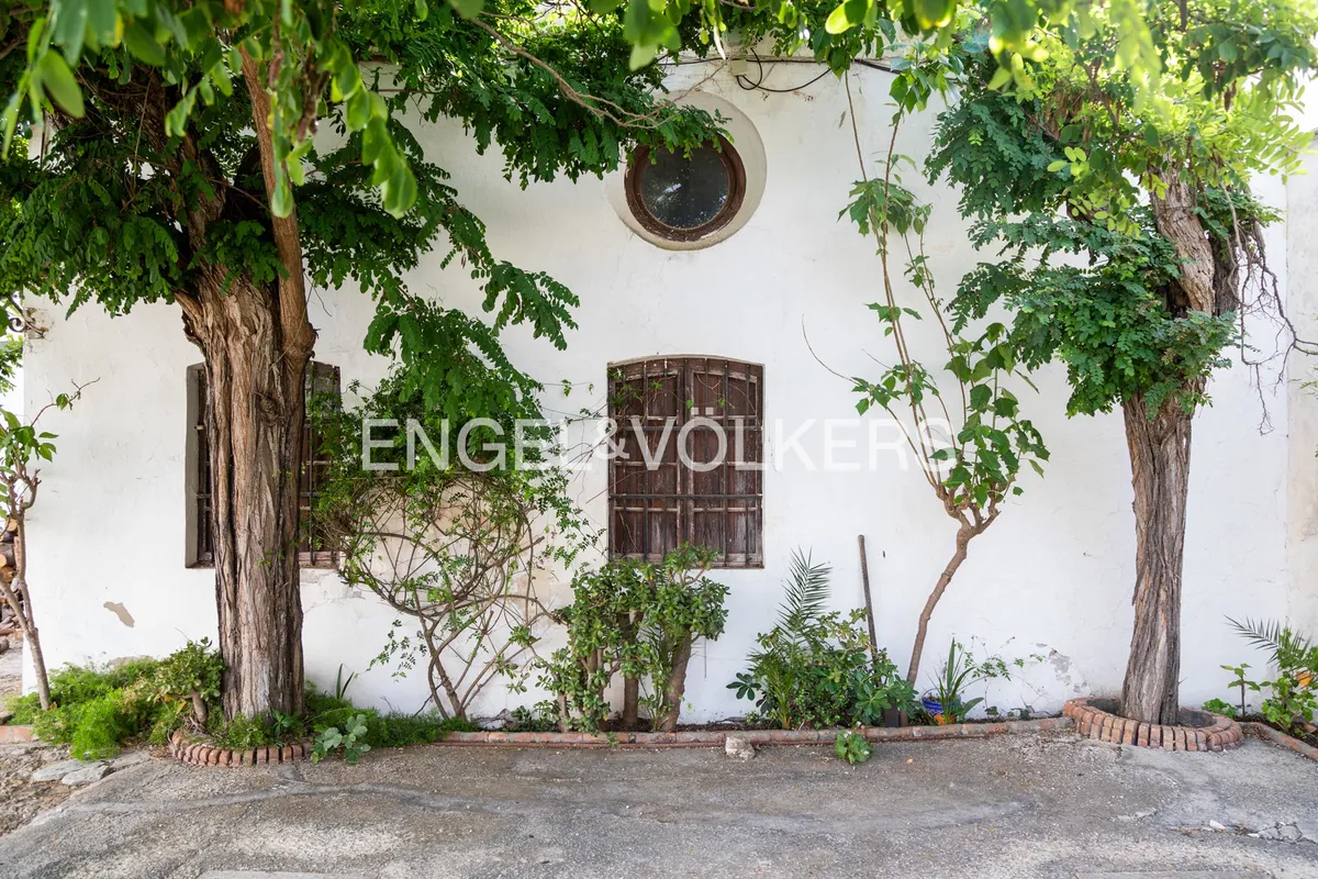 Fachada tradicional andaluza de casa en la playa de Sanlúcar de Barrameda rodeada de vegetación