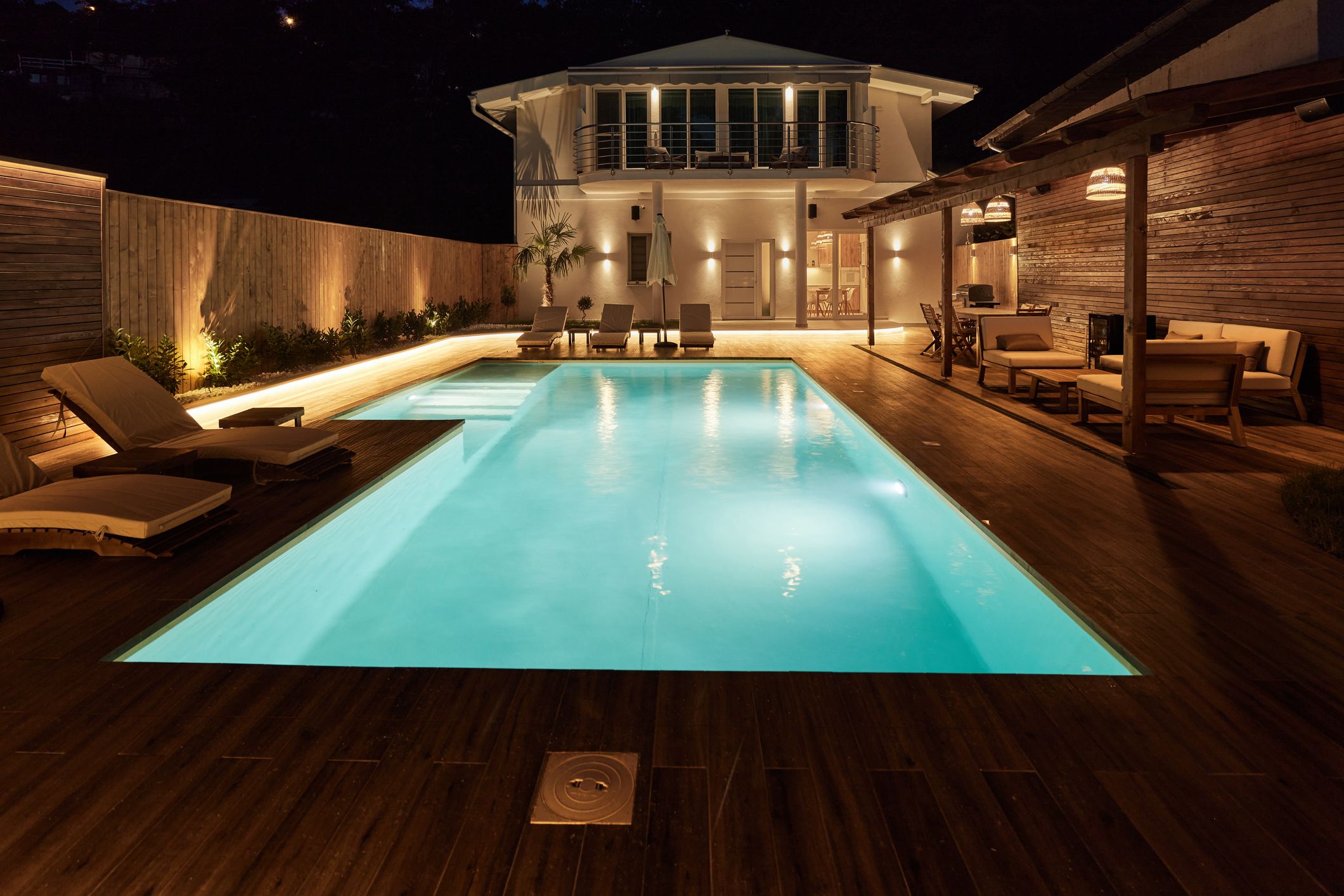 Piscina y terraza con iluminación cálida exterior inspiradas en la casa de El verano en que me enamoré